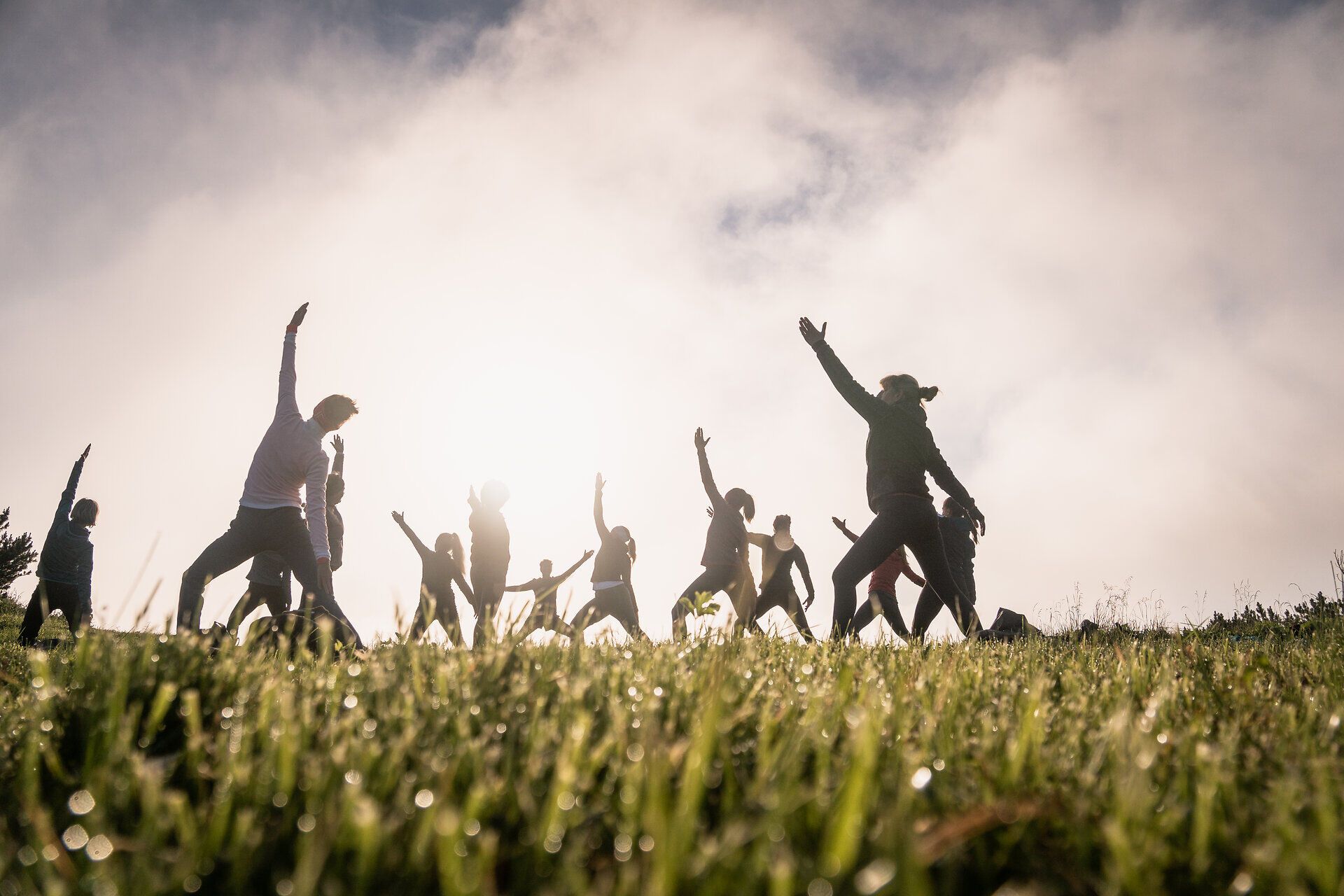 Inmitten der majestätischen Berge praktizieren Menschen Yoga, während die sanften Strahlen der Sonne durch die Wolken brechen. Die harmonische Verbindung von Körper und Natur schafft eine Atmosphäre der Ruhe und des inneren Friedens. Hier, wo die frische Bergluft die Sinne belebt, wird der Sommer in den Bergen zu einem unvergesslichen Erlebnis.