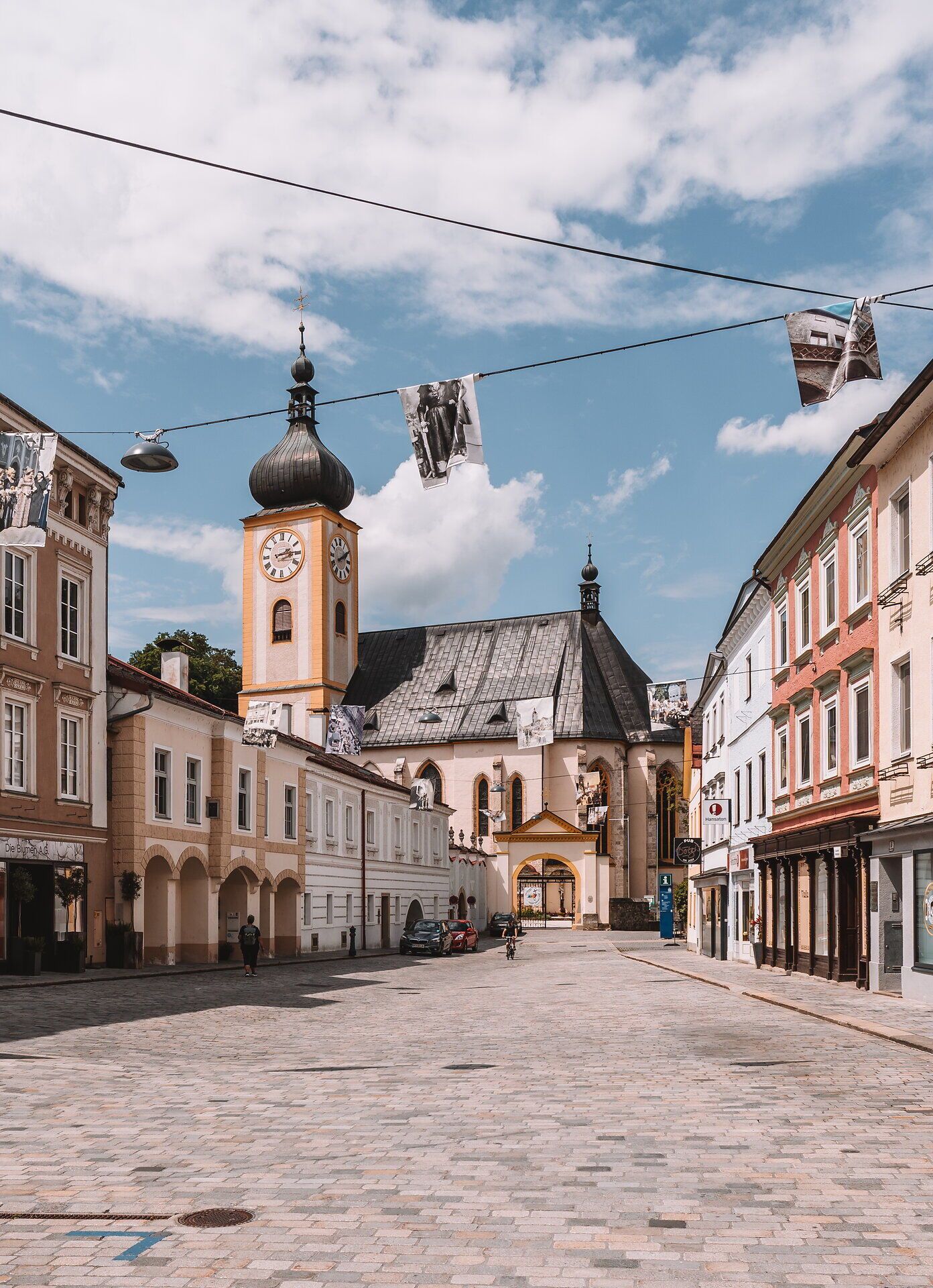 Das Bild zeigt die Altstadt von Waidhofen an der Ybbs und den Kirchturm.