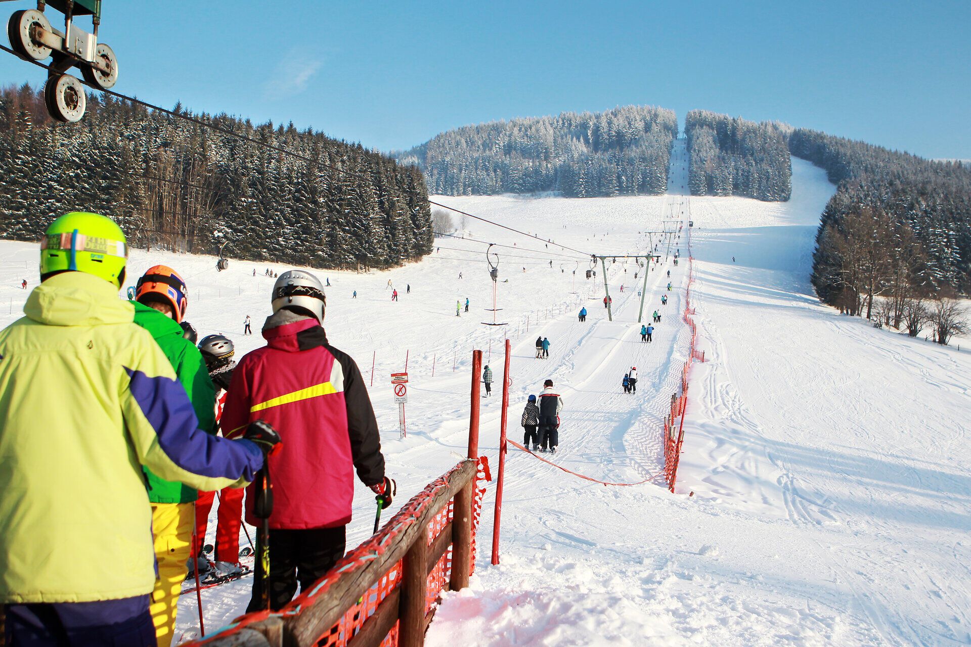 Maiszinken bei Lunz am See ist gelebte Wintertradition im Mostviertel. Auf dem Eis treffen Geselligkeit, Bewegung und Naturerlebnis aufeinander – umgeben von der stillen Winterlandschaft lädt das Eisstockschießen zu gemeinsamen Momenten und echtem Winterspaß ein. 
