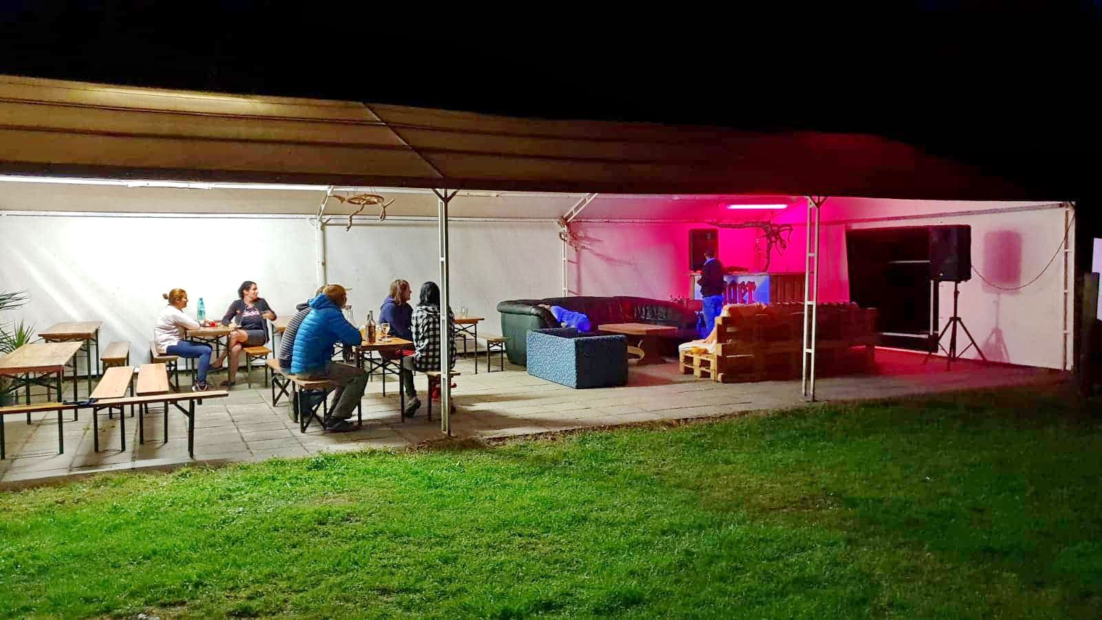 Gemeinschaftszelt im Sommer