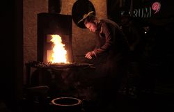 In der warmen, einladenden Atmosphäre der Schmiedeweihnacht entfaltet sich das Feuer in der Esse und taucht die Umgebung in ein magisches Licht. Der Schmied arbeitet mit Geschick und Leidenschaft, während die Funken in die kalte Winterluft fliegen und die Vorfreude auf das bevorstehende Fest spürbar wird.