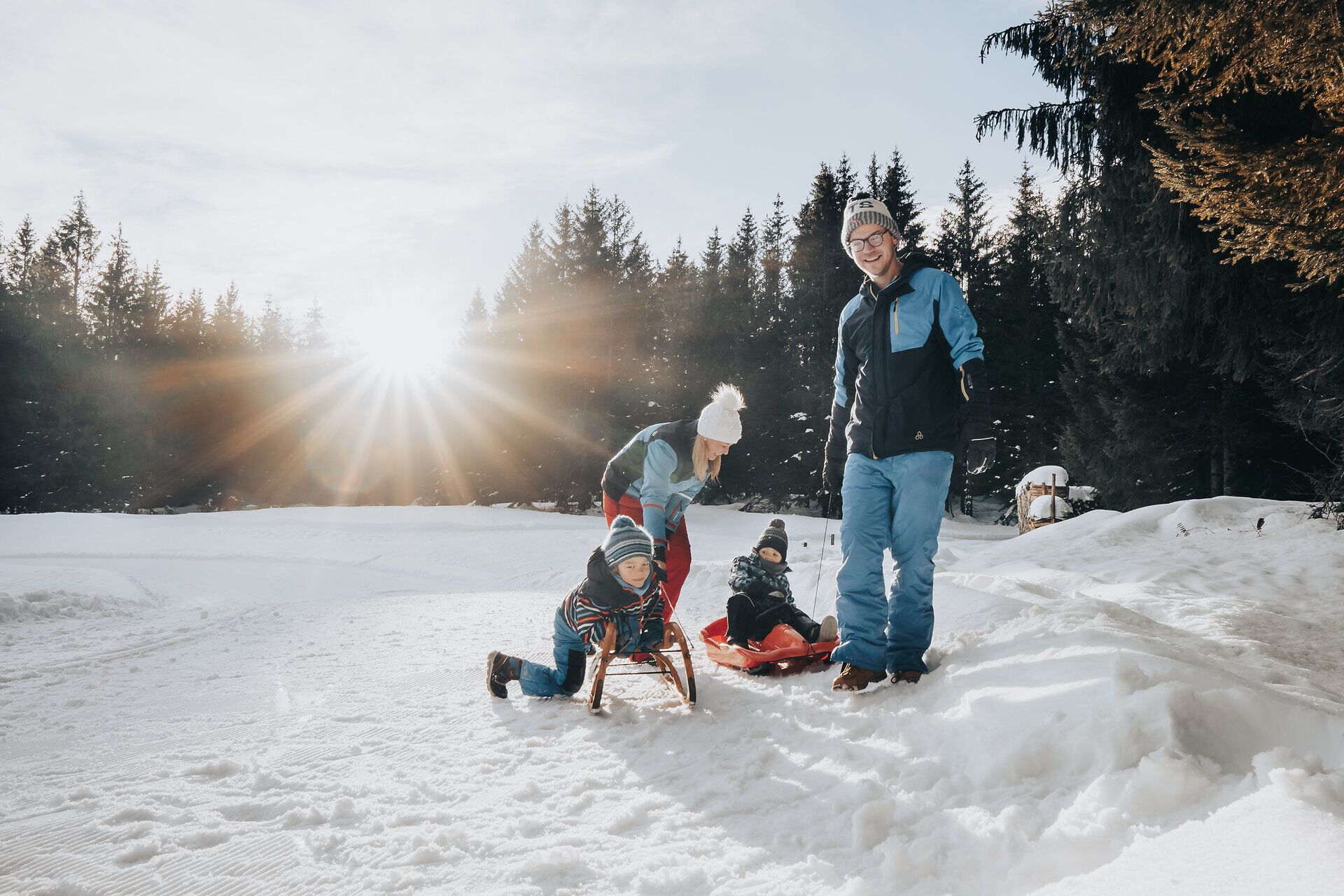 Winter am Ötscher bedeutet gemeinsame Zeit in der Natur: Familien genießen das Spielen im Schnee, frische Bergluft und die ruhige Winterlandschaft der Ybbstaler Alpen. Rund um den Ötscher lädt der Winter zu unbeschwerten Momenten abseits des Alltags ein – natürlich, entschleunigt und familienfreundlich