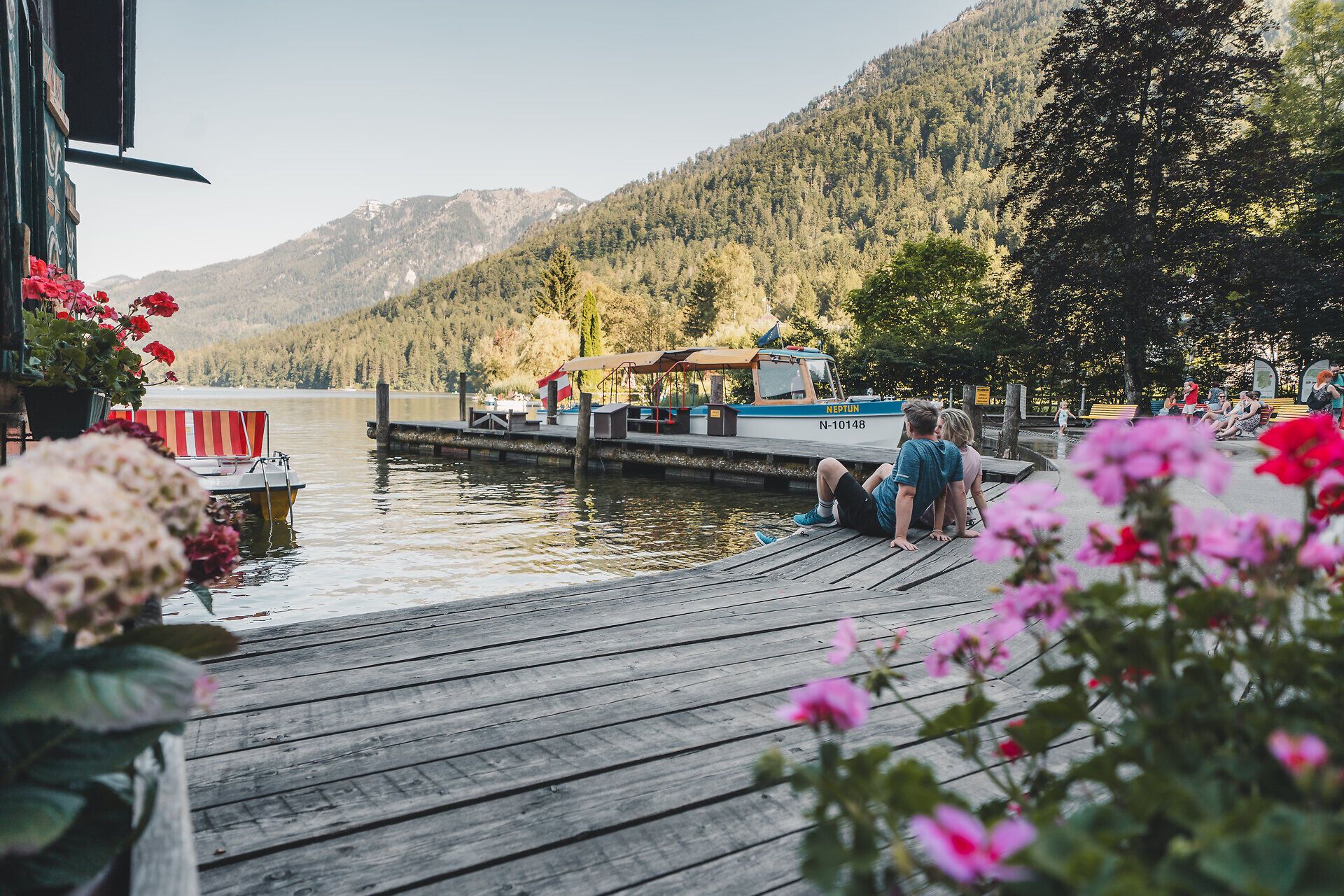 Paar entspannt am Steg des Lunzer Sees