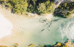 Zwei Personen waten im Flussbad entlang des Ybbstalradwegs, aus der Vogelperspektive