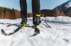 Die glitzernde Schneedecke lädt zu einem unvergesslichen Langlaufabenteuer ein. Umgeben von majestätischen Bergen und der frischen Winterluft, erleben Sportler hier die Ruhe und Schönheit der Natur. Ein perfekter Ort, um die winterliche Idylle in vollen Zügen zu genießen.