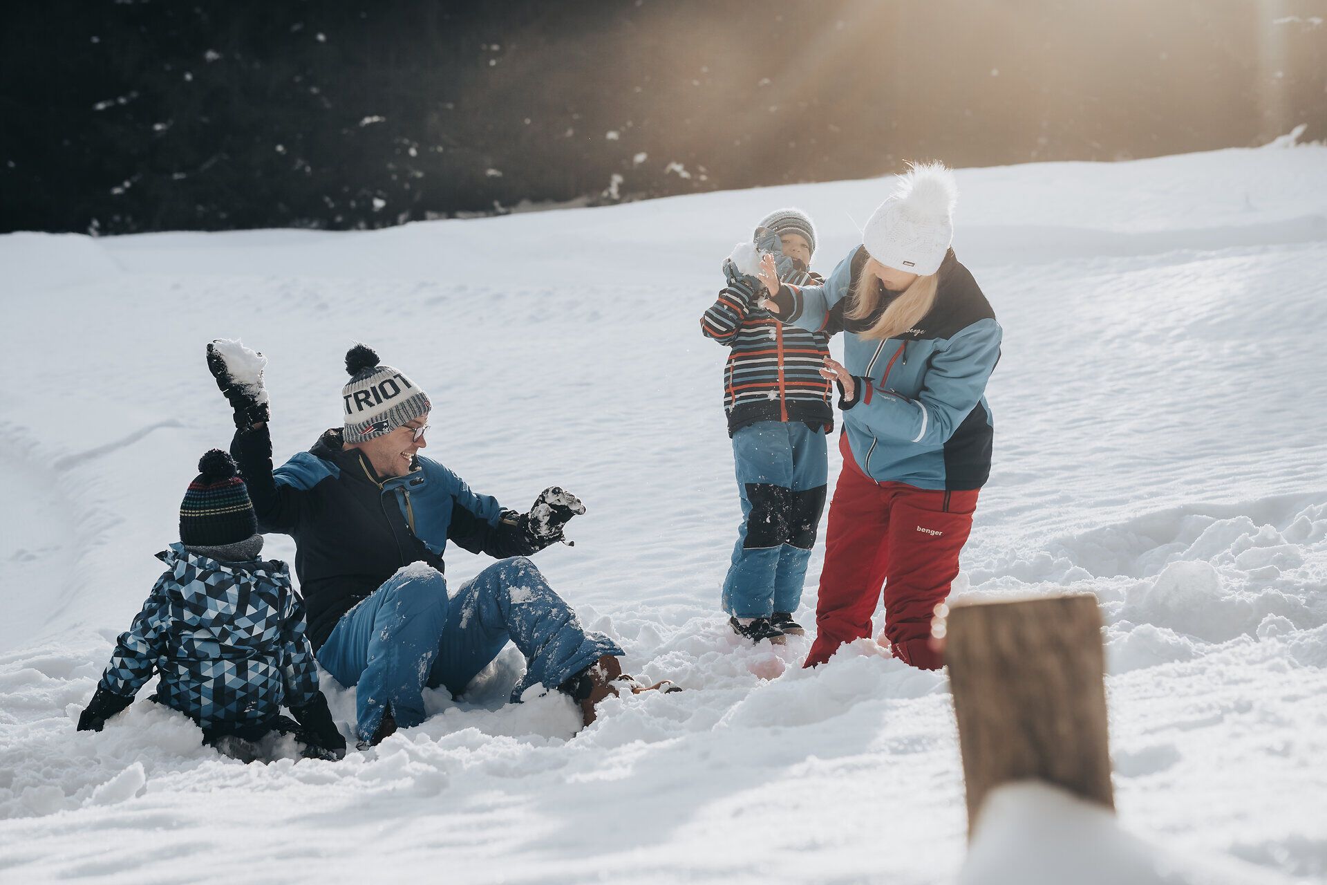 Winter am Ötscher bedeutet gemeinsame Zeit in der Natur: Familien genießen das Spielen im Schnee, frische Bergluft und die ruhige Winterlandschaft der Ybbstaler Alpen. Rund um den Ötscher lädt der Winter zu unbeschwerten Momenten abseits des Alltags ein – natürlich, entschleunigt und familienfreundlich