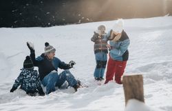 Winter am Ötscher bedeutet gemeinsame Zeit in der Natur: Familien genießen das Spielen im Schnee, frische Bergluft und die ruhige Winterlandschaft der Ybbstaler Alpen. Rund um den Ötscher lädt der Winter zu unbeschwerten Momenten abseits des Alltags ein – natürlich, entschleunigt und familienfreundlich