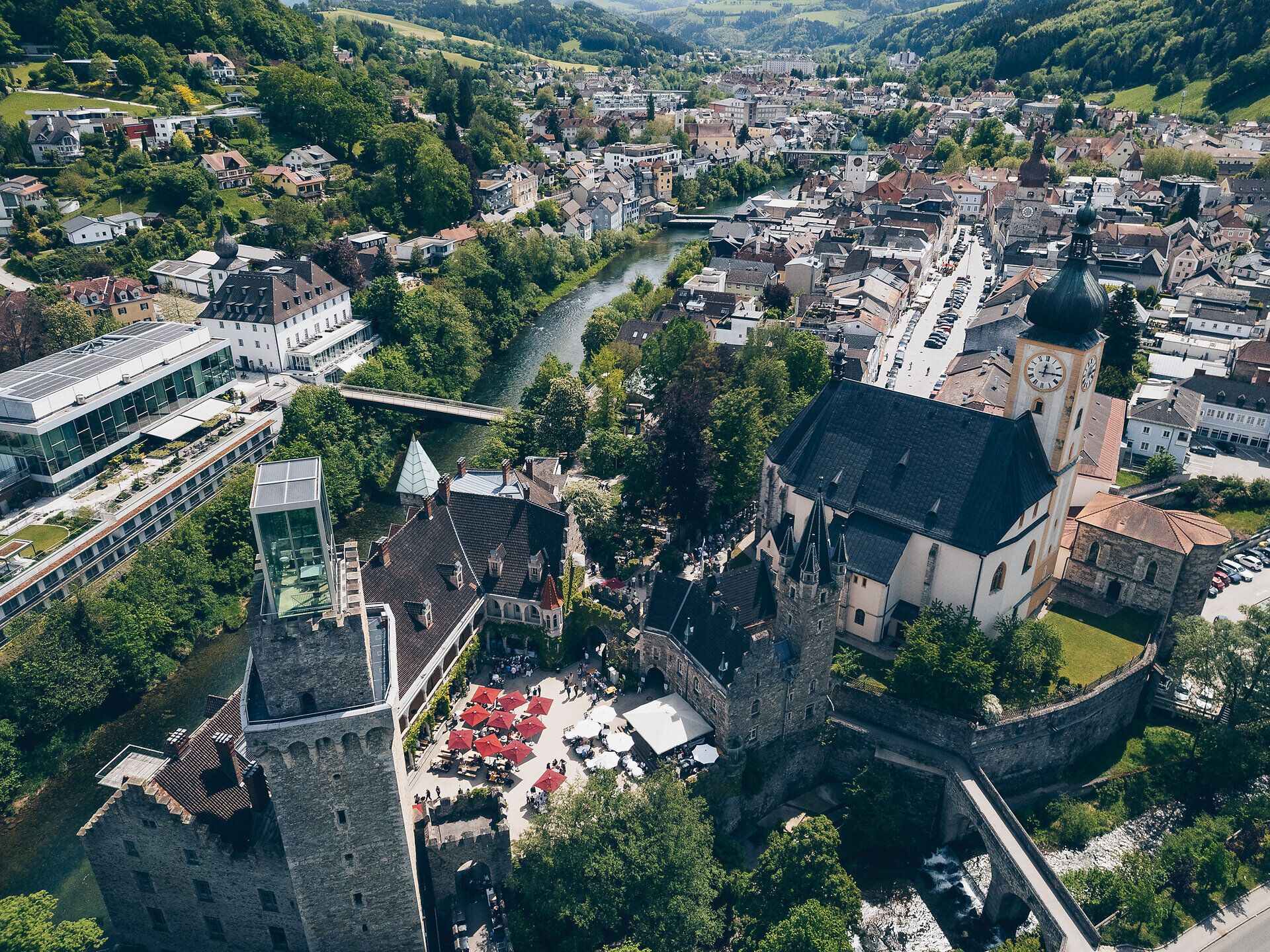 Inmitten einer malerischen Kulisse entfaltet sich ein Fest der Sinne, wo kulinarische Köstlichkeiten und erfrischende Getränke die Besucher verzaubern. Die lebendige Atmosphäre des Events lädt dazu ein, die Vielfalt der regionalen Spezialitäten zu entdecken und in geselliger Runde zu genießen.