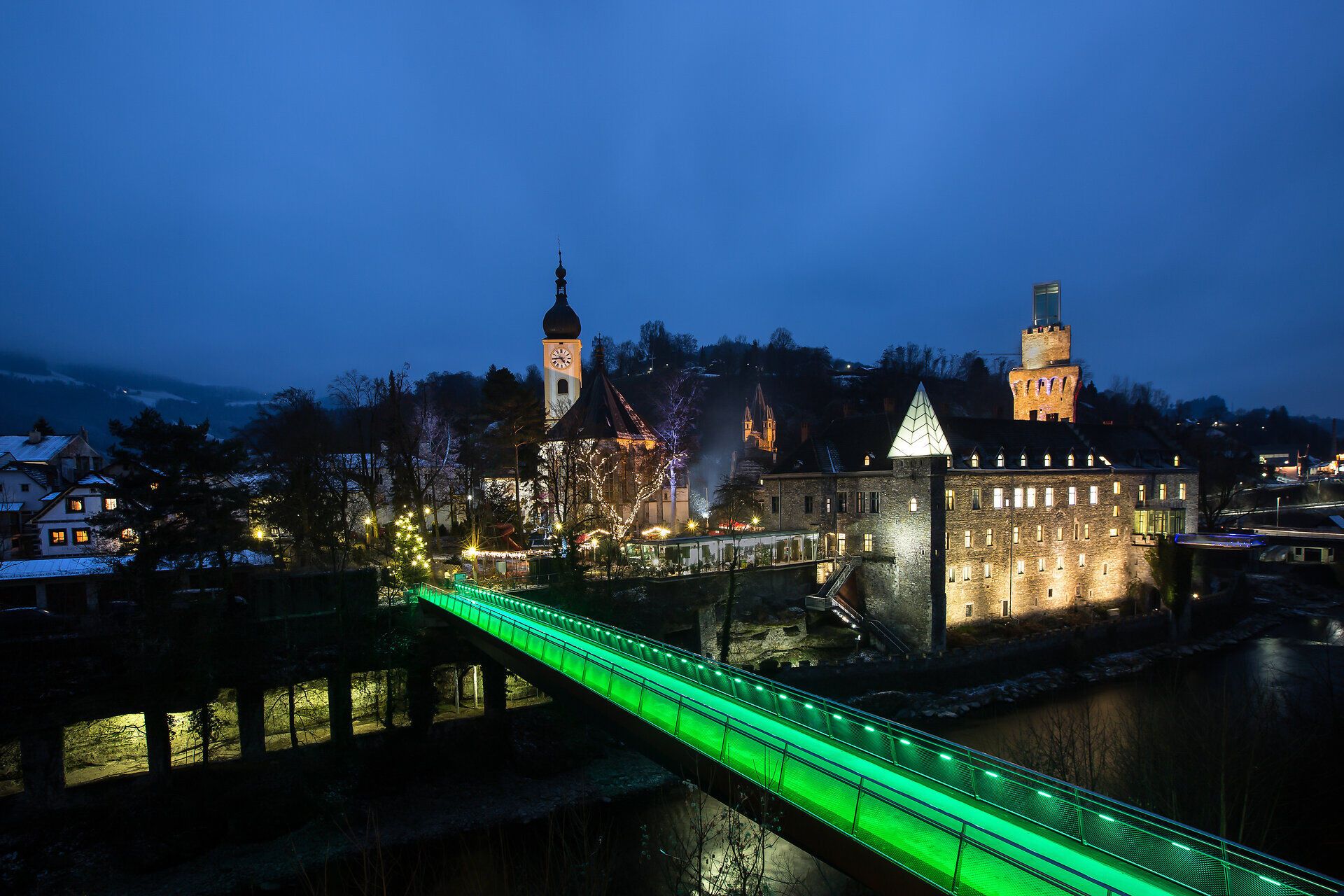 In der zauberhaften Adventszeit erstrahlt die Stadt in festlichem Glanz. Die warmen Lichter der Weihnachtsmärkte laden dazu ein, durch die malerischen Gassen zu schlendern und die winterliche Atmosphäre zu genießen. Ein Ort, an dem Tradition und Gemütlichkeit harmonisch zusammenkommen.