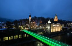In der zauberhaften Adventszeit erstrahlt die Stadt in festlichem Glanz. Die warmen Lichter der Weihnachtsmärkte laden dazu ein, durch die malerischen Gassen zu schlendern und die winterliche Atmosphäre zu genießen. Ein Ort, an dem Tradition und Gemütlichkeit harmonisch zusammenkommen.