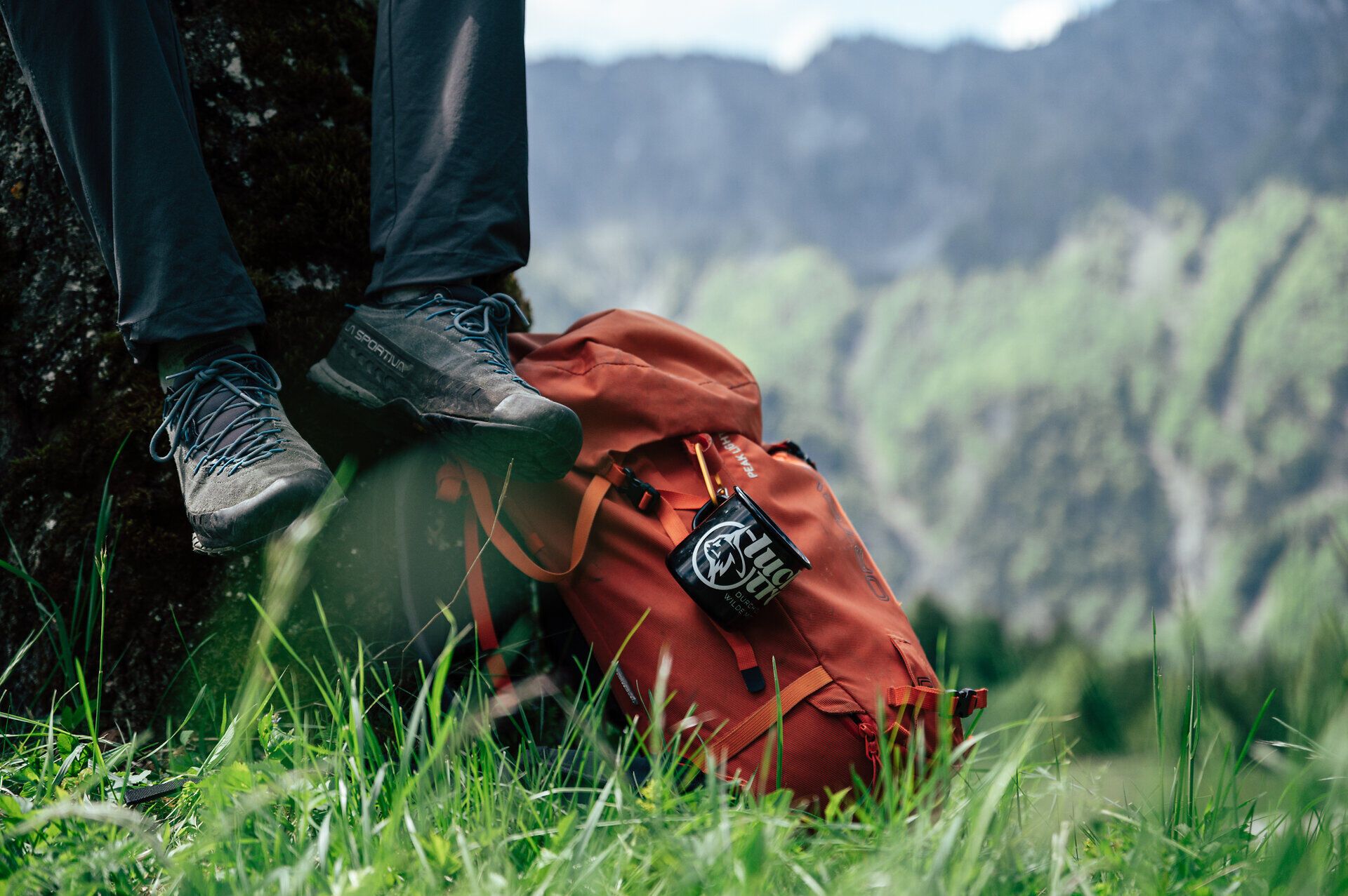 Wanderausrüstung mit Rucksack und Schuhen bei einer Rast am Luchs Trail bei Lackenhof am Ötscher.