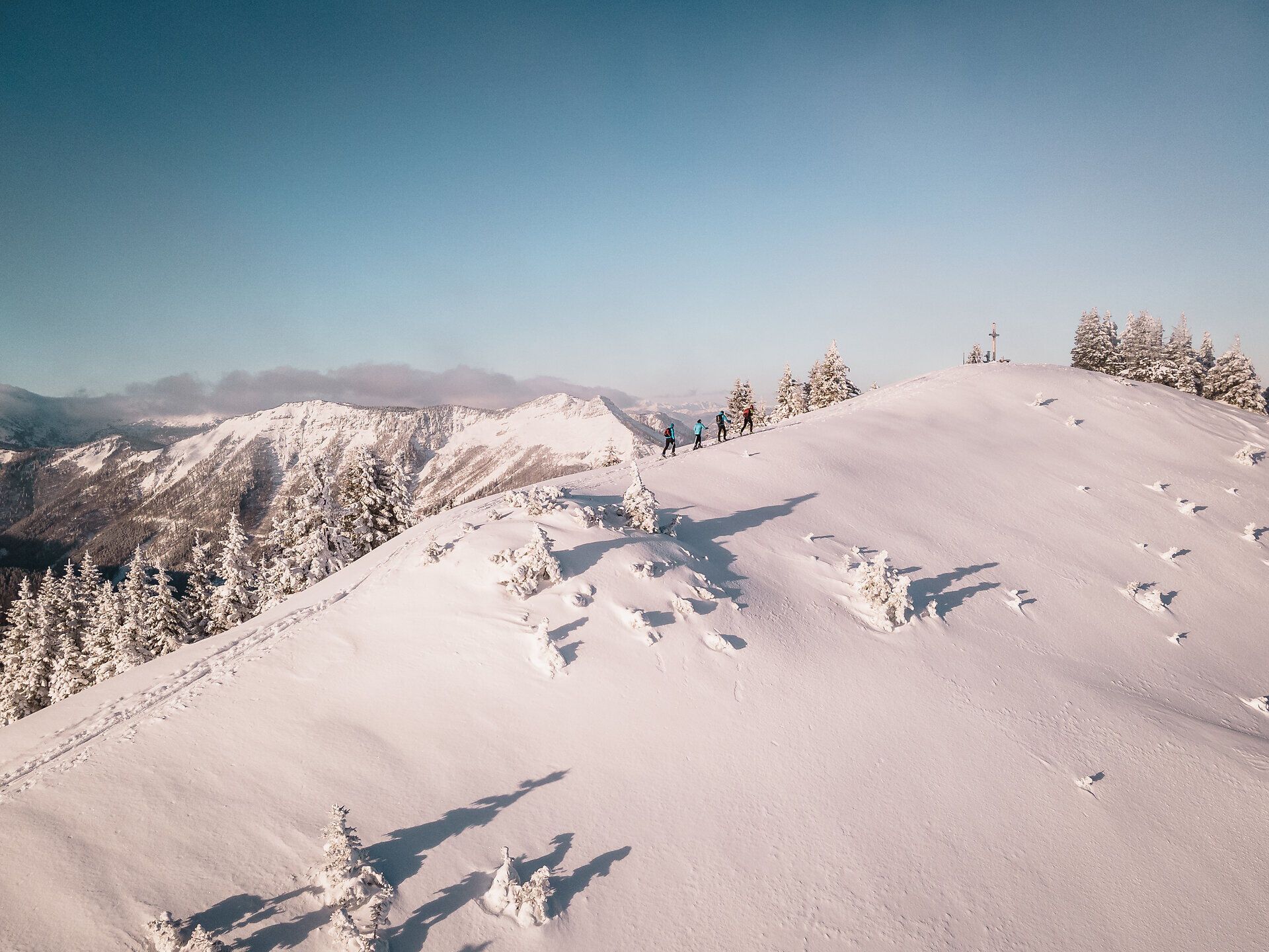 Kleine Skitouren am Kleinen Ötscher im Mostviertel bieten genussvolle Aufstiege und ruhige Abfahrten inmitten der winterlichen Ybbstaler Alpen. Die sanften Routen rund um den Kleiner Ötscher sind ideal für Einsteiger:innen und Genießer:innen, die abseits des Trubels Natur, Bewegung und alpine Stille erleben möchten.