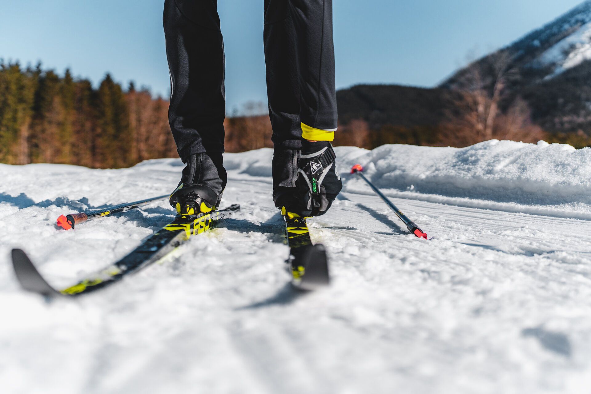 Die glitzernde Schneedecke lädt zu einem unvergesslichen Langlaufabenteuer ein. Umgeben von majestätischen Bergen und der frischen Winterluft, erleben Sportler hier die Ruhe und Schönheit der Natur. Ein perfekter Ort, um die winterliche Idylle in vollen Zügen zu genießen.