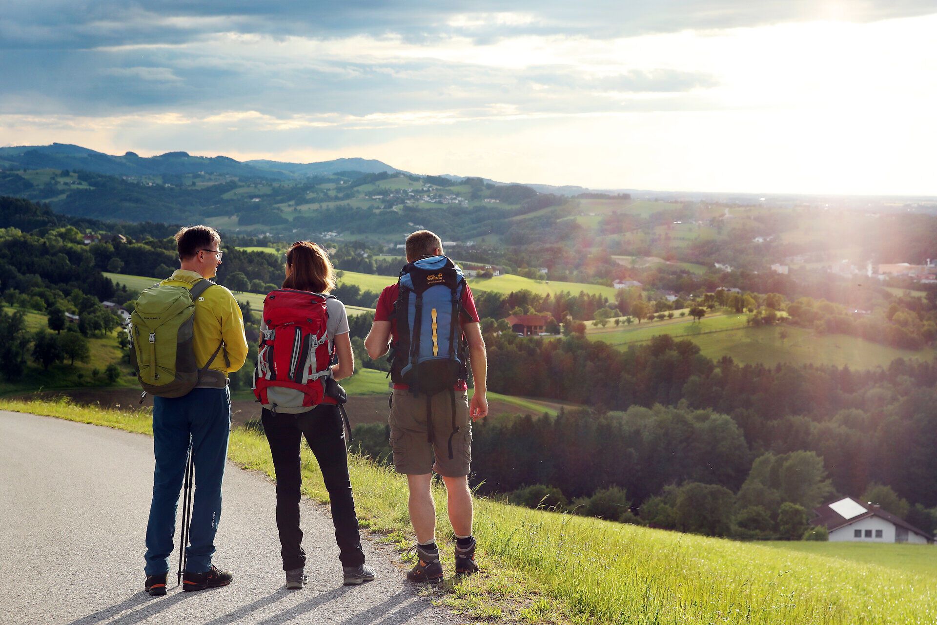 Pilgernde genießen Aussicht auf die Mostviertler Hügellandschaft.