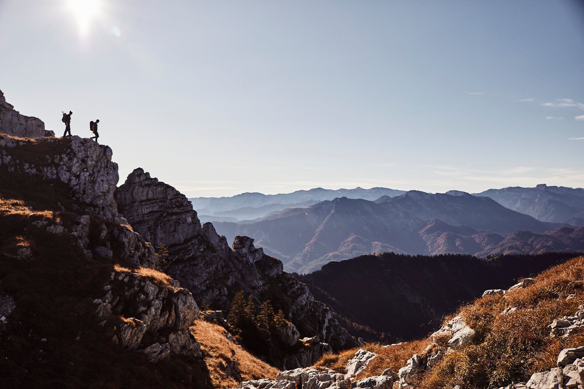 Die majestätischen Berge erheben sich stolz in den Himmel, während die sanften Strahlen der Sonne die Landschaft in warmes Licht tauchen. Wanderer genießen die frische Bergluft und die atemberaubenden Ausblicke, die diese Region zu einem wahren Paradies der Blicke machen.
