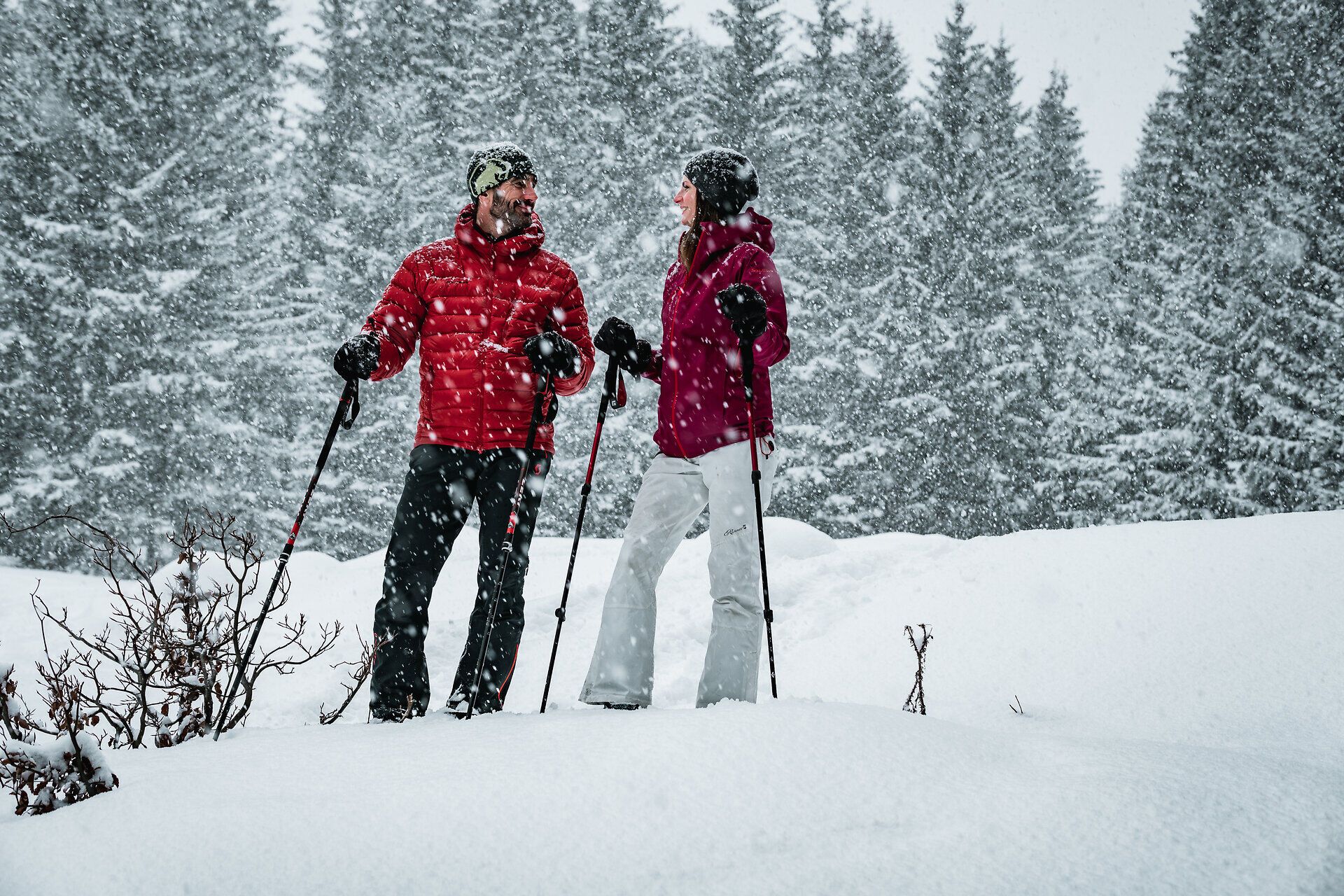 Inmitten der verschneiten Landschaft der Ybbstaler Alpen genießen zwei Wanderer die frische Winterluft beim Schneeschuhwandern. Die sanften Schneehügel und die schneebedeckten Bäume schaffen eine zauberhafte Kulisse, die zum Verweilen einlädt.