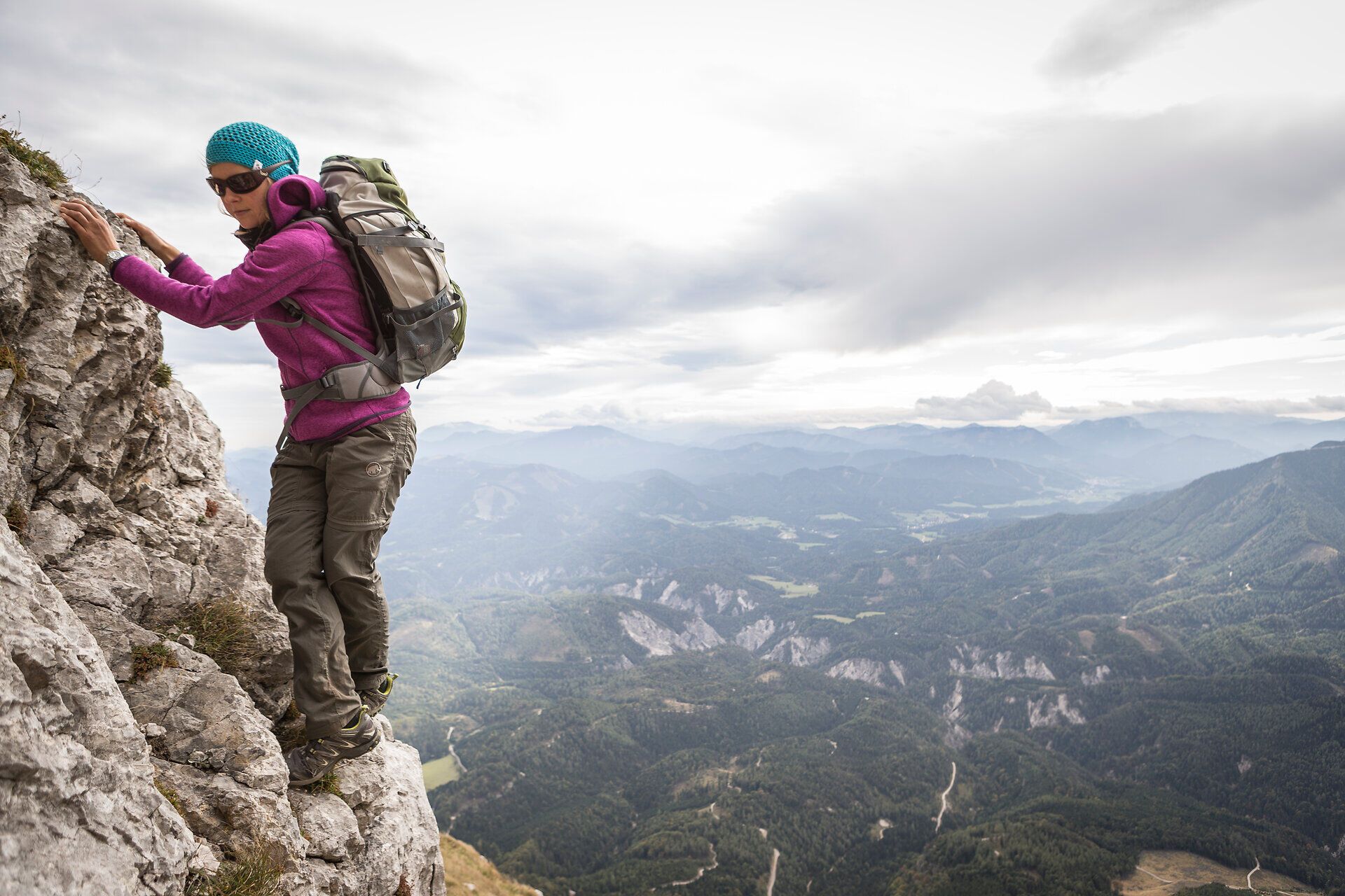 Ein mutiger Wanderer erklimmt die steilen Felsen und genießt den atemberaubenden Ausblick auf die umliegenden Berge und Täler. Die frische Bergluft und die majestätische Landschaft schaffen ein Gefühl von Freiheit und Abenteuer. Hier, wo die Natur in ihrer reinsten Form erlebbar ist, wird jeder Schritt zu einem unvergesslichen Erlebnis.