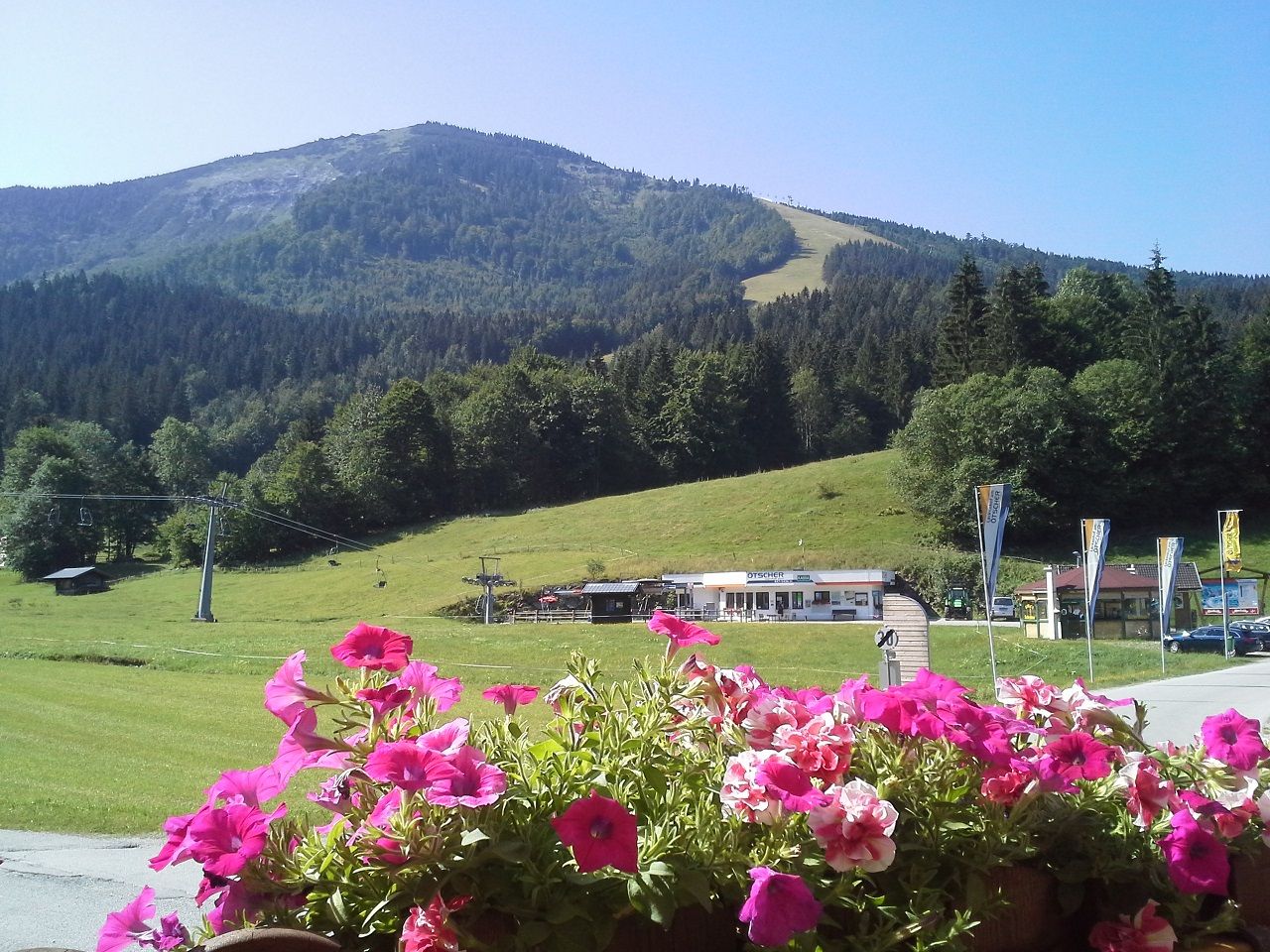 Vom Balkon bietet sich ein toller Ausblick auf den Kleinen Ötscher. Talstation Großer Ötscher und Kinderland direkt beim Haus