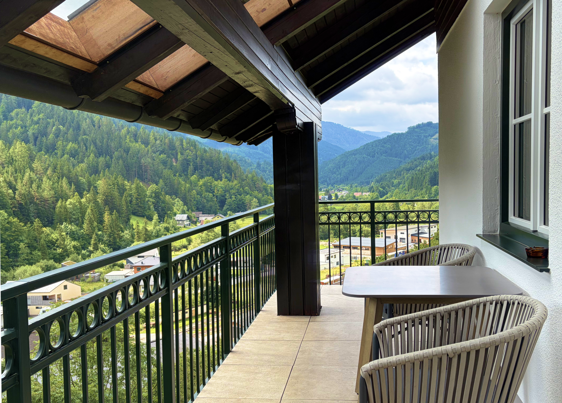 Balkon mit Tisch und Stühlen, Blick auf Lunz am See.