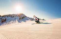 Der frühe Morgen am Hochkar verzaubert mit glitzerndem Schnee und der warmen Umarmung der aufgehenden Sonne. Skifahrer gleiten sanft über die perfekt präparierten Pisten und genießen die frische, klare Bergluft. Ein unvergessliches Erlebnis für alle Wintersportliebhaber, die die Ruhe und Schönheit der Natur in vollen Zügen auskosten möchten.