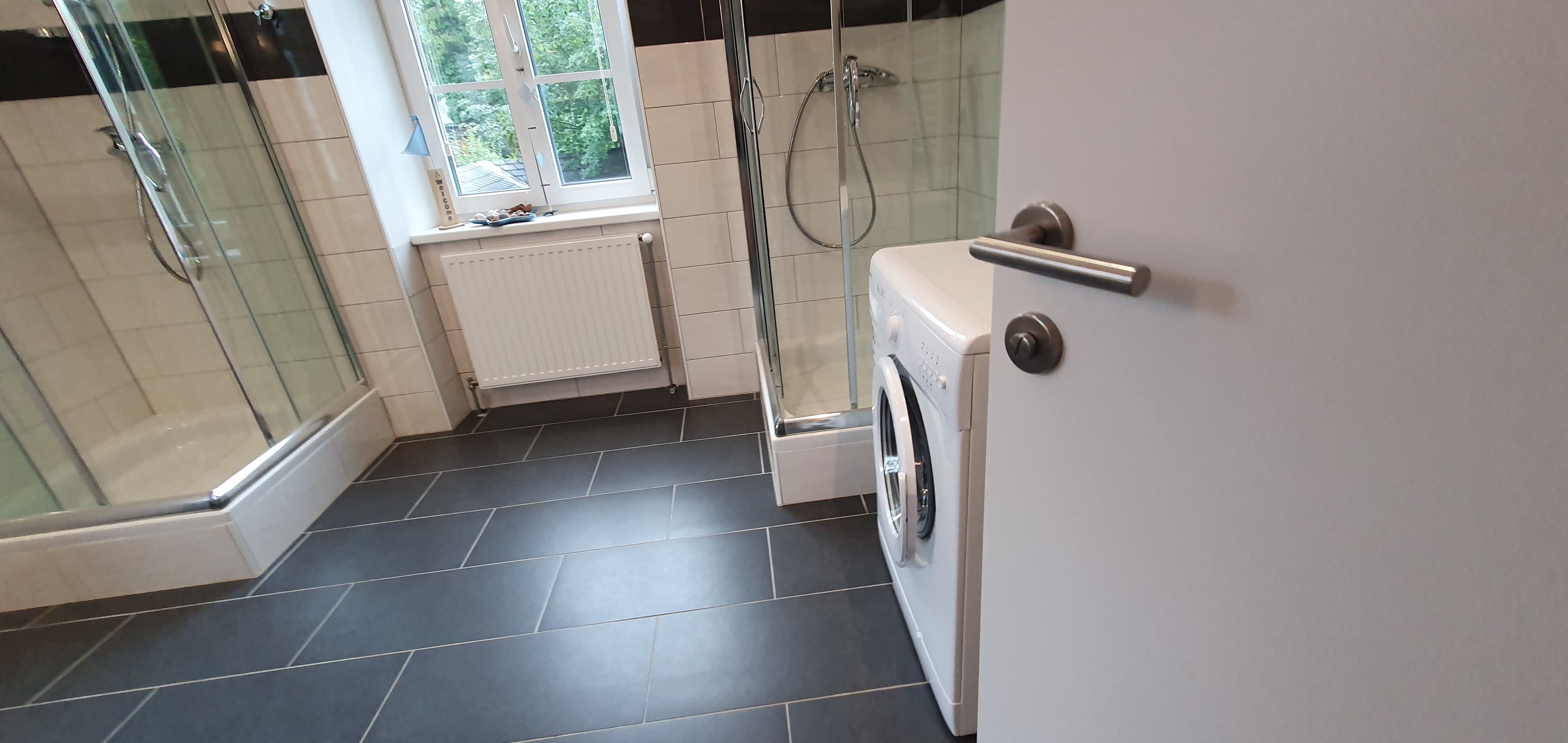 Badezimmer mit Waschmaschine
