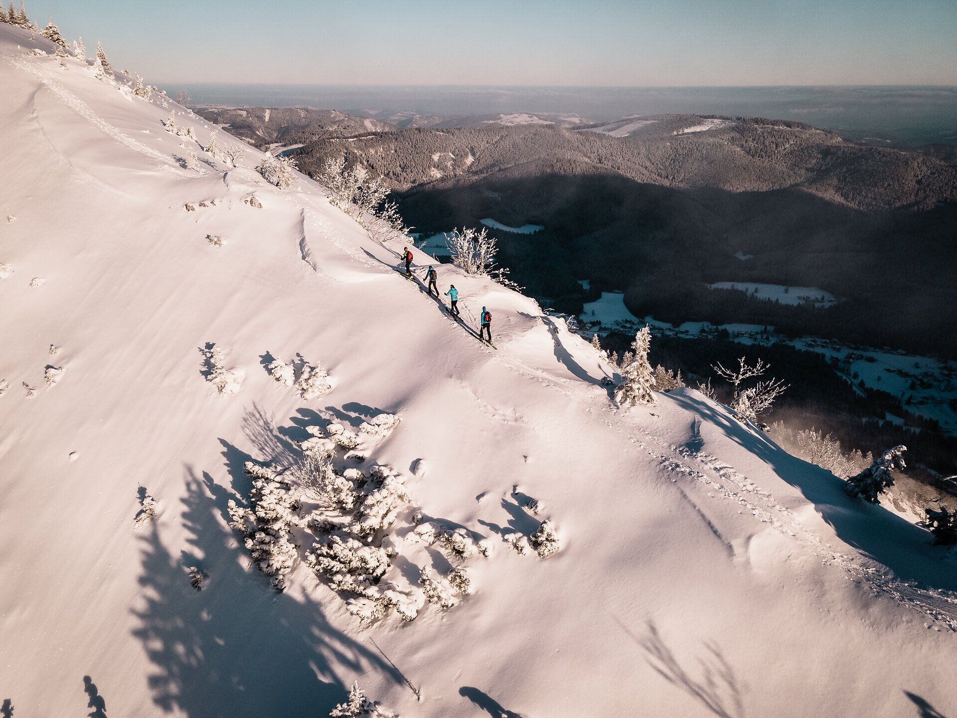 Kleine Skitouren am Kleinen Ötscher im Mostviertel bieten genussvolle Aufstiege und ruhige Abfahrten inmitten der winterlichen Ybbstaler Alpen. Die sanften Routen rund um den Kleiner Ötscher sind ideal für Einsteiger:innen und Genießer:innen, die abseits des Trubels Natur, Bewegung und alpine Stille erleben möchten.