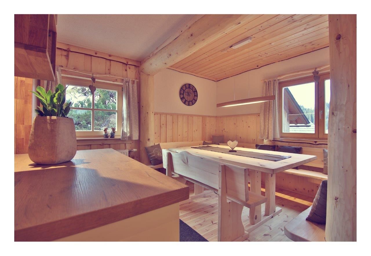 Innenansicht eines gemütlichen Chalets mit Holzmöbeln und Dekoration.