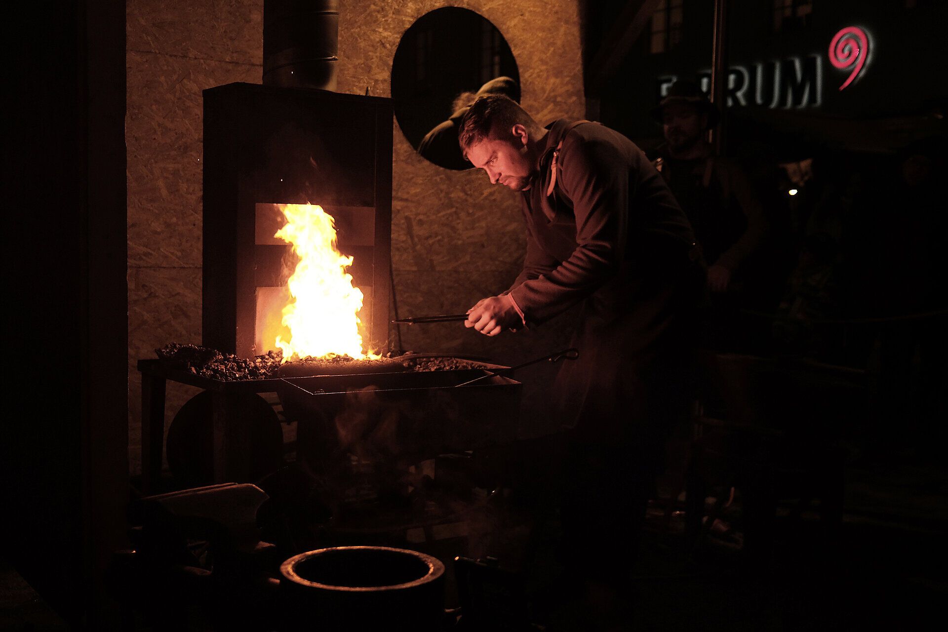 In der warmen, einladenden Atmosphäre der Schmiedeweihnacht entfaltet sich das Feuer in der Esse und taucht die Umgebung in ein magisches Licht. Der Schmied arbeitet mit Geschick und Leidenschaft, während die Funken in die kalte Winterluft fliegen und die Vorfreude auf das bevorstehende Fest spürbar wird.