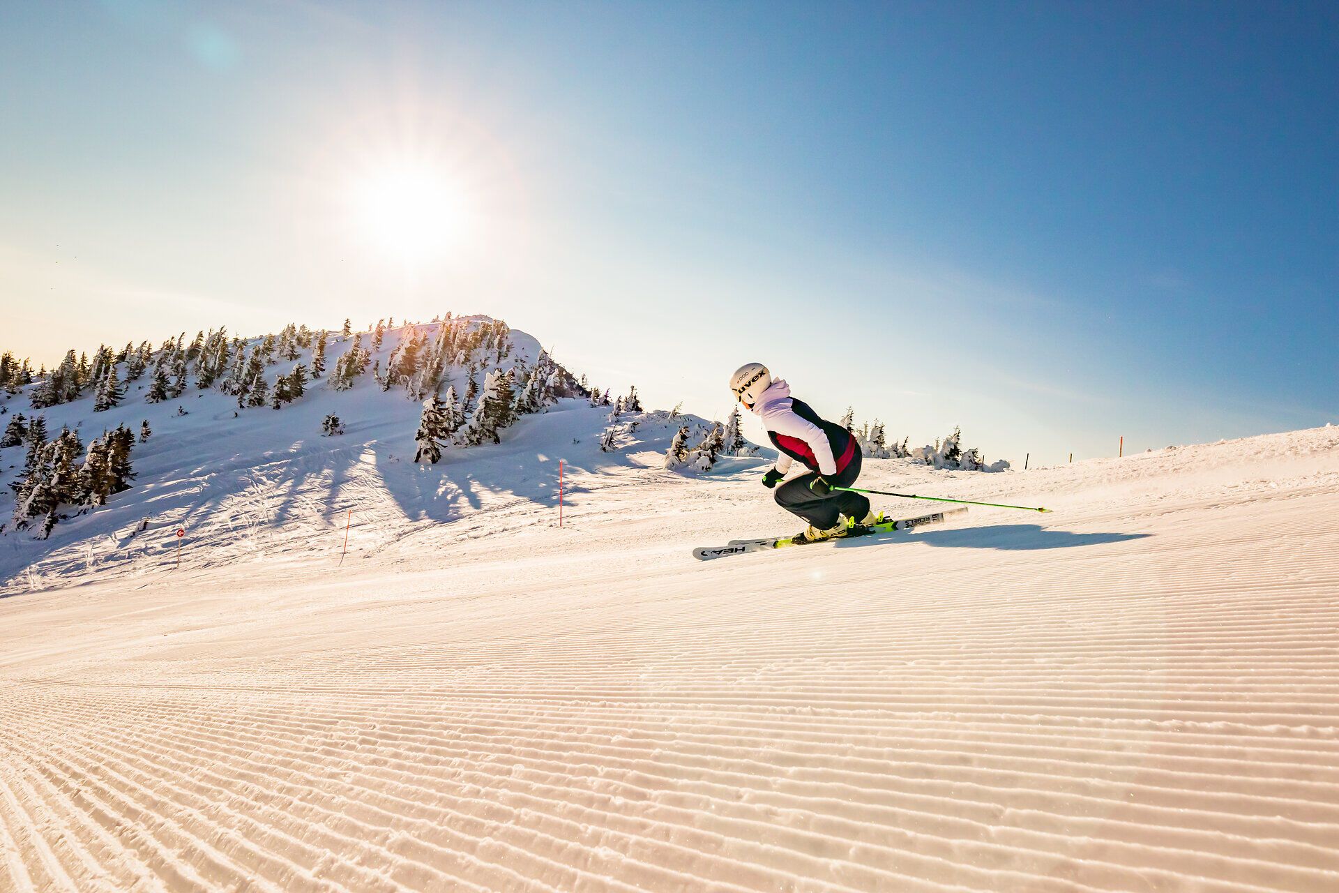 Der frühe Morgen am Hochkar verzaubert mit glitzerndem Schnee und der warmen Umarmung der aufgehenden Sonne. Skifahrer gleiten sanft über die perfekt präparierten Pisten und genießen die frische, klare Bergluft. Ein unvergessliches Erlebnis für alle Wintersportliebhaber, die die Ruhe und Schönheit der Natur in vollen Zügen auskosten möchten.