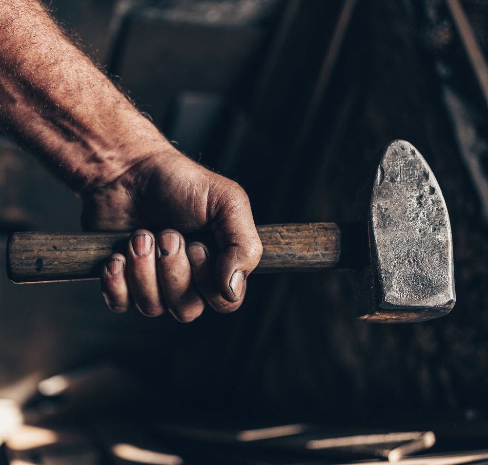 In der Schmiede am Wasser wird traditionelles Handwerk lebendig. Der Klang des Hammers auf dem Amboss erfüllt die Luft und erzählt Geschichten von Geschicklichkeit und Leidenschaft. Hier, wo die Kunst des Schmiedens auf die Schönheit der Natur trifft, spüren Besucher die Kraft des Handwerks.