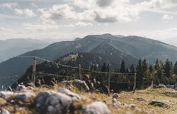 Blick auf Berggipfel unter bewölktem Himmel.