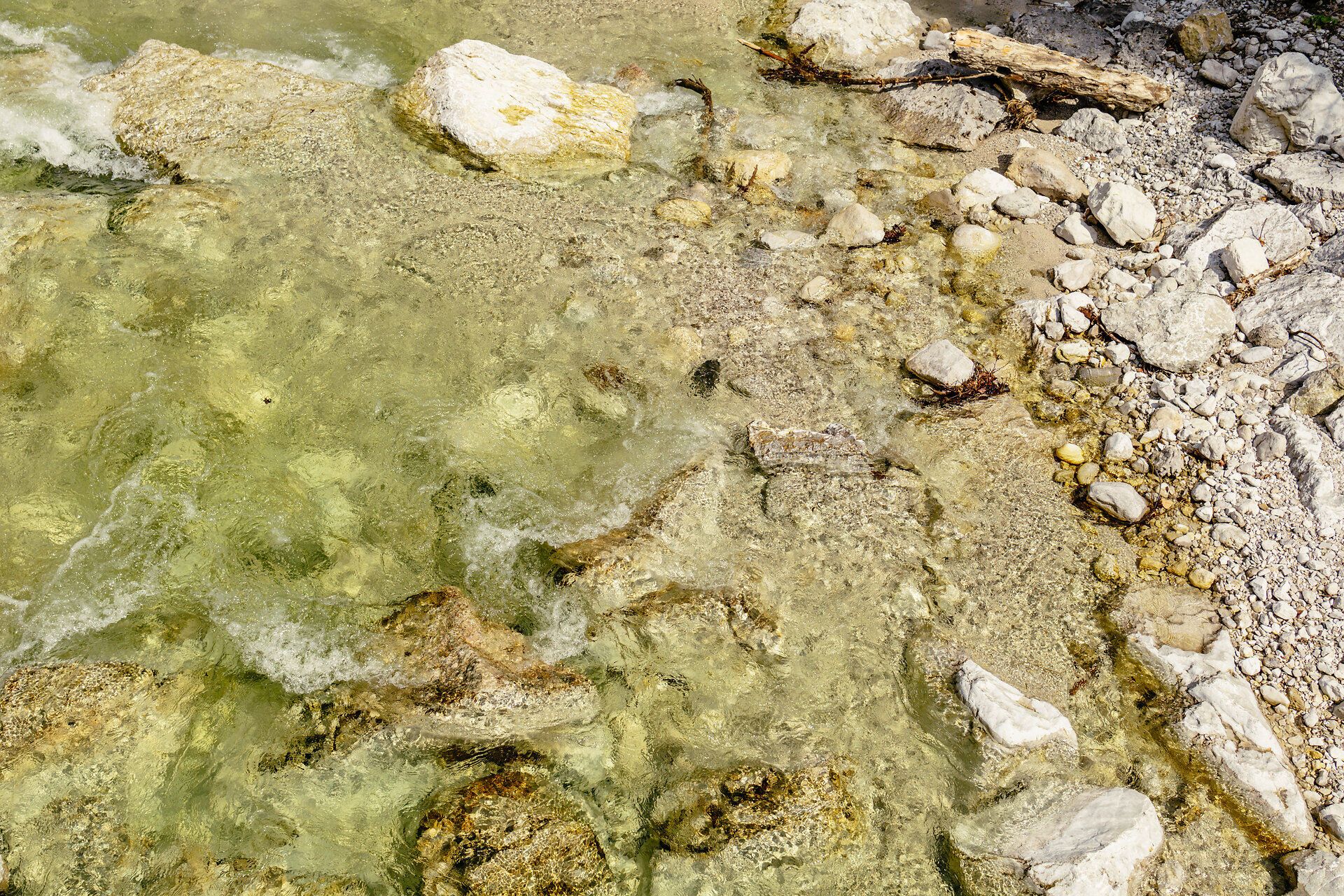 Kristallklares Wasser plätschert sanft über die glatten Steine, während die Sonne durch das Blätterdach der Bäume strahlt. Umgeben von der majestätischen Kulisse der Ybbstaler Alpen, lädt diese unberührte Natur dazu ein, die Seele baumeln zu lassen und die frische Bergluft zu genießen.