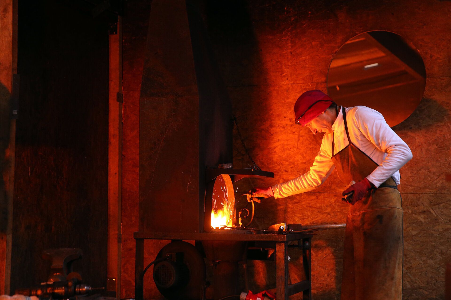 In der warmen, einladenden Atmosphäre des Adventmarktes entfaltet sich das Handwerk des Schmiedens. Funken sprühen in die Luft, während der Schmied mit Geschick und Leidenschaft das glühende Eisen formt. Ein Fest für die Sinne, das die Vorfreude auf die besinnliche Zeit des Jahres weckt.