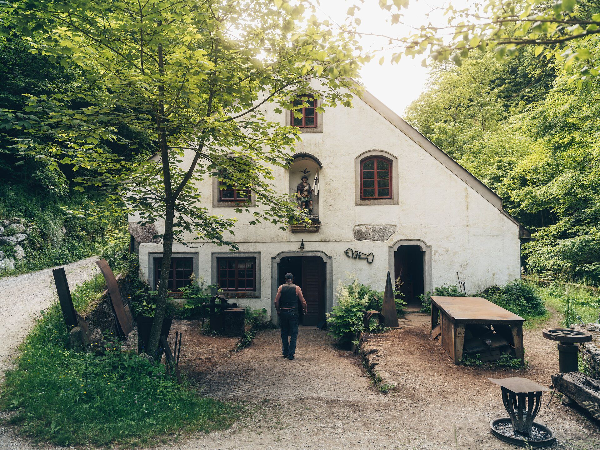 Umgeben von üppigem Grün und dem sanften Plätschern des Wassers, lädt die Schmiede am Wasser in Ybbsitz dazu ein, die Kunst des Schmiedens hautnah zu erleben. Die harmonische Verbindung von Natur und Handwerk schafft eine einzigartige Atmosphäre, die sowohl Ruhe als auch Inspiration verspricht.