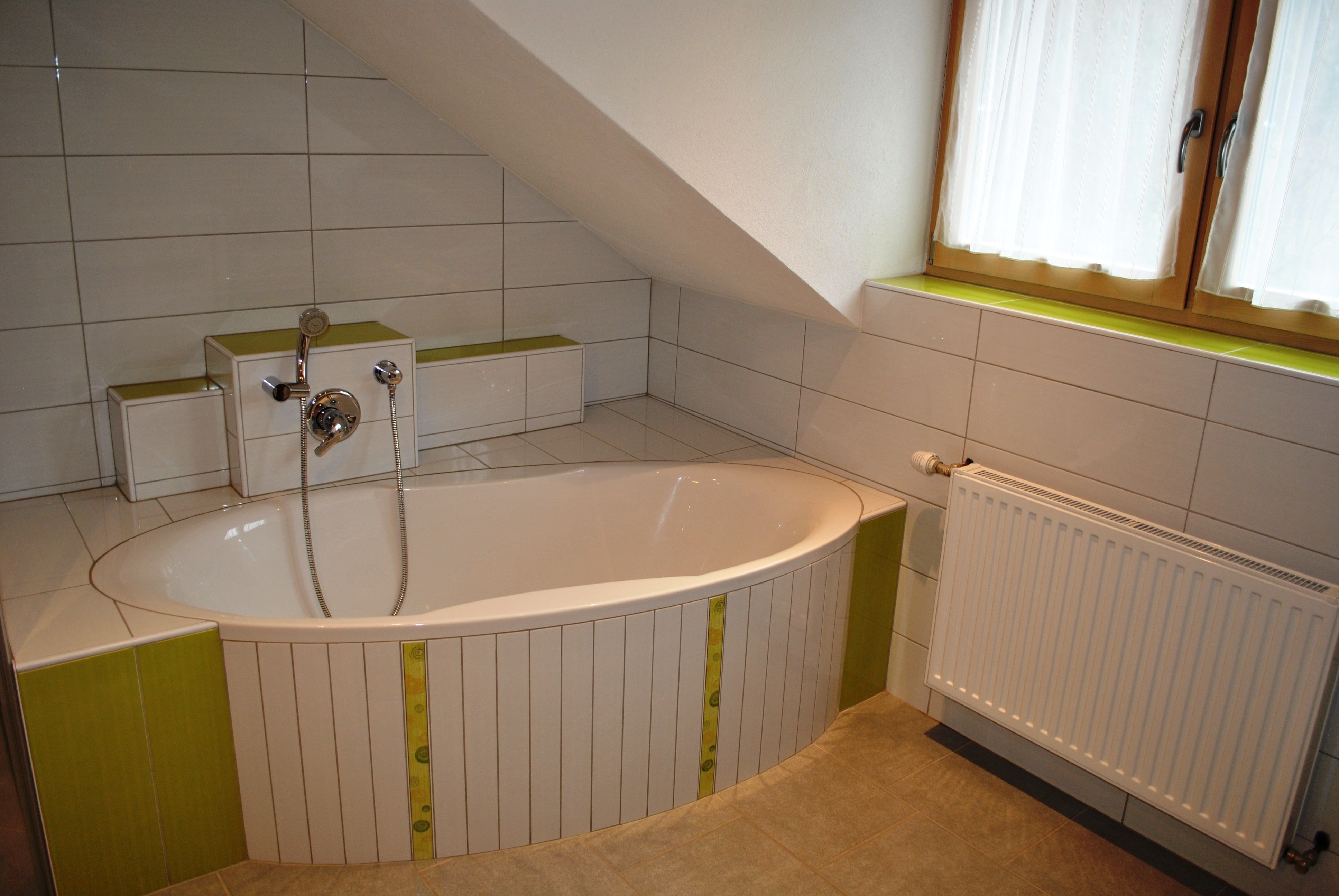 Badezimmer - sogar mit Badewanne