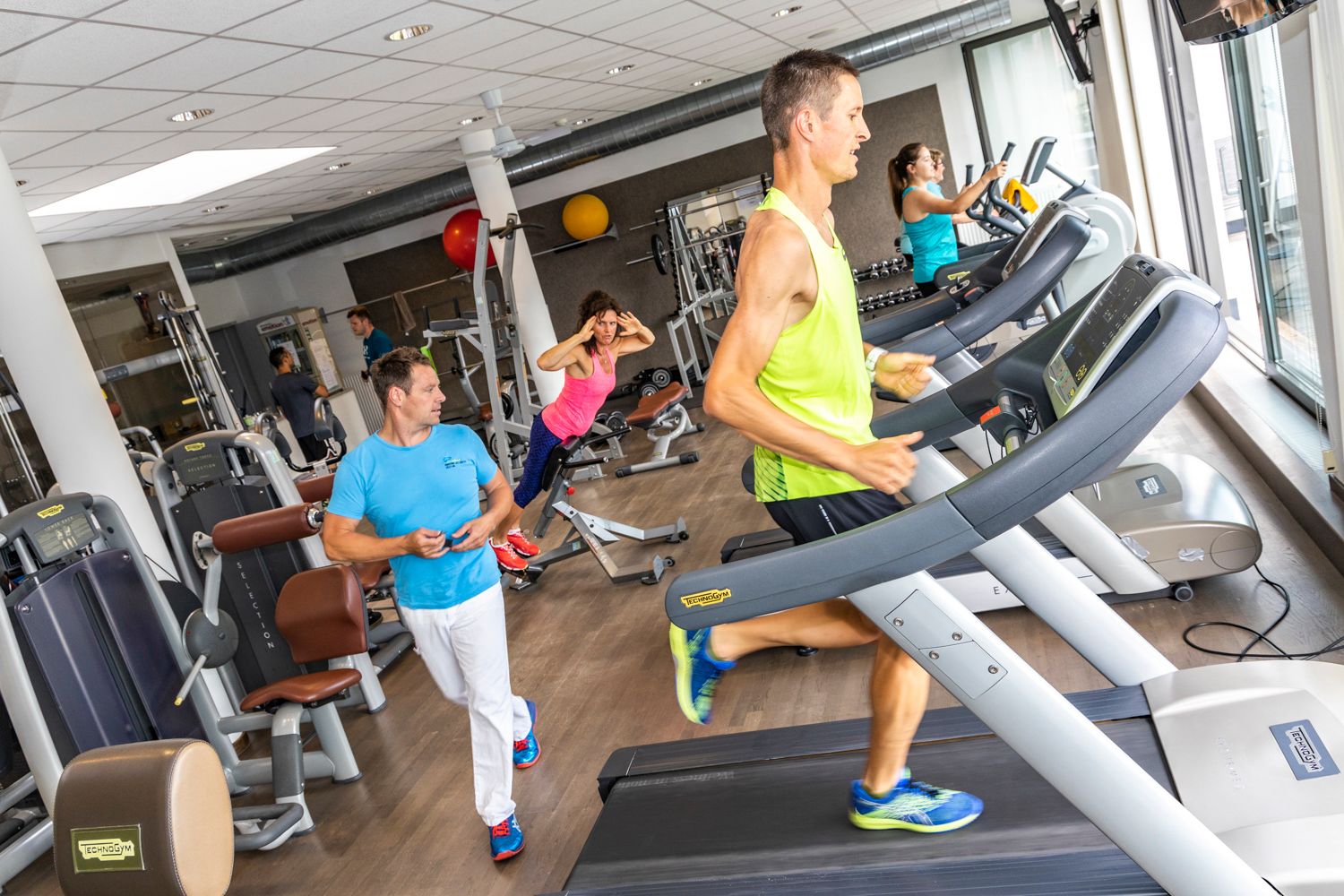 Modernes Indoor Fitnessstudio