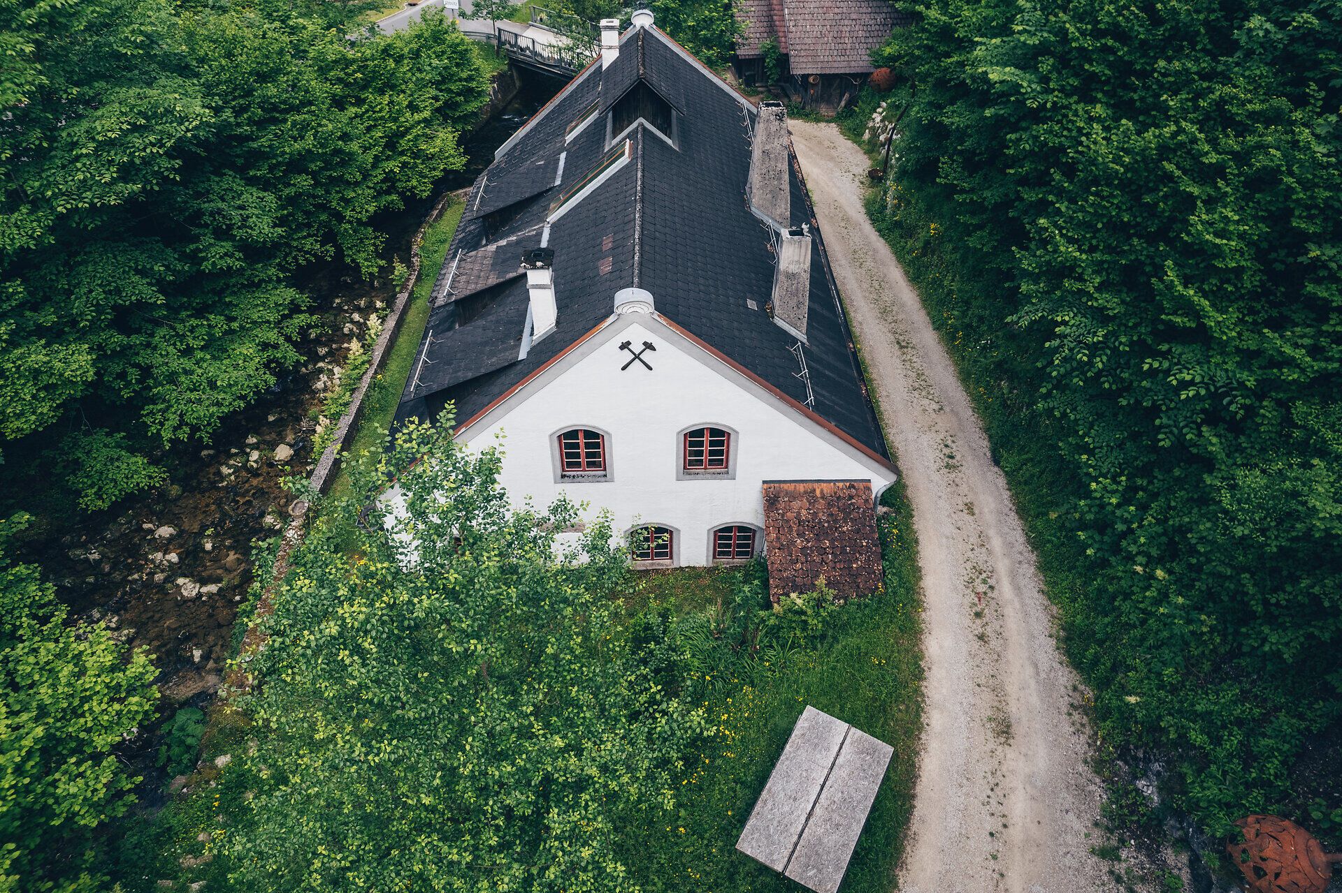 Umgeben von üppigem Grün und dem sanften Plätschern des Wassers, strahlt die Schmiede am Wasser eine einladende Atmosphäre aus. Hier können Besucher die Kunst des traditionellen Schmiedens hautnah erleben und die Schönheit der Natur genießen.