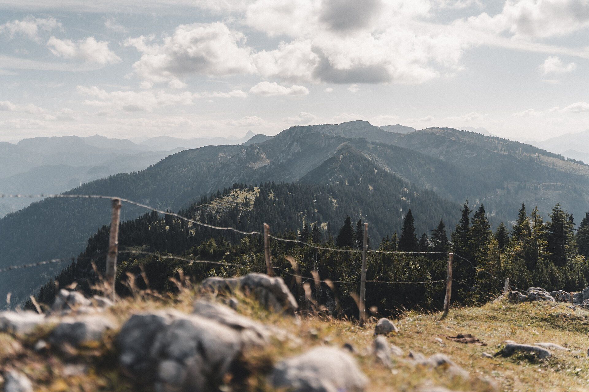 Blick auf Berggipfel unter bewölktem Himmel.