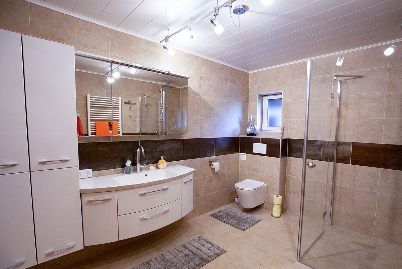 geräumiges modernes Badzimmer