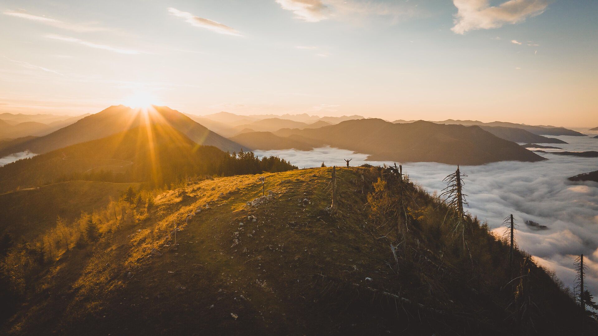 Die sanften Hügel des Mostviertels erstrahlen im warmen Licht der Herbstsonne, während der Nebel sanft über die Täler zieht. Diese malerische Landschaft lädt dazu ein, die frische Bergluft zu genießen und die Farbenpracht der Natur zu bewundern.