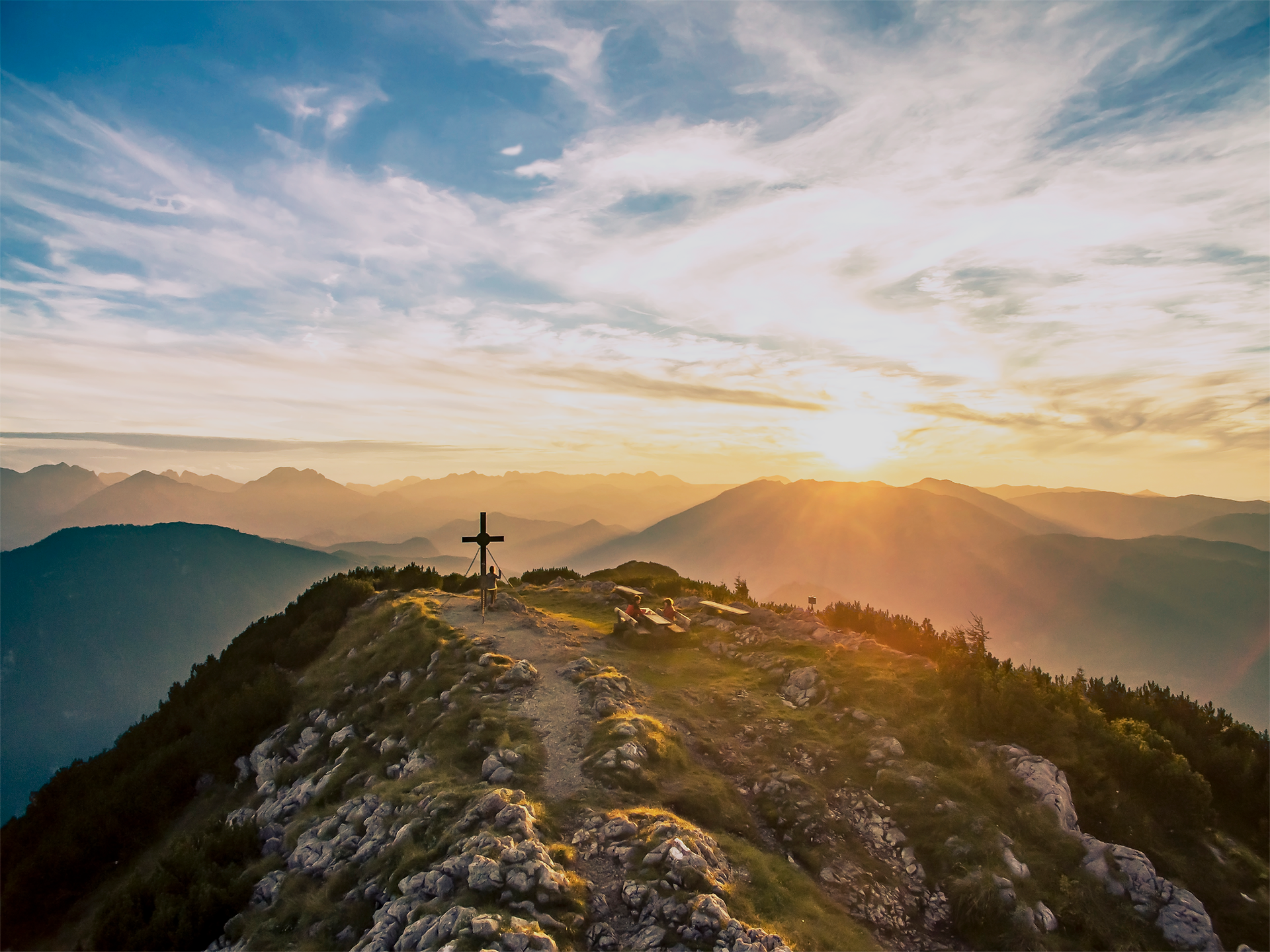 Die sanften Hügel und majestätischen Berge strahlen in warmen Farben, während die Sonne langsam am Horizont aufgeht. Ein Gefühl von Freiheit und Abenteuer durchzieht die Luft, während die Natur in ihrer vollen Pracht erblüht. Hier, wo die Stille der Berge auf die Schönheit des Sonnenaufgangs trifft, wird jeder Moment zu einem unvergesslichen Erlebnis.