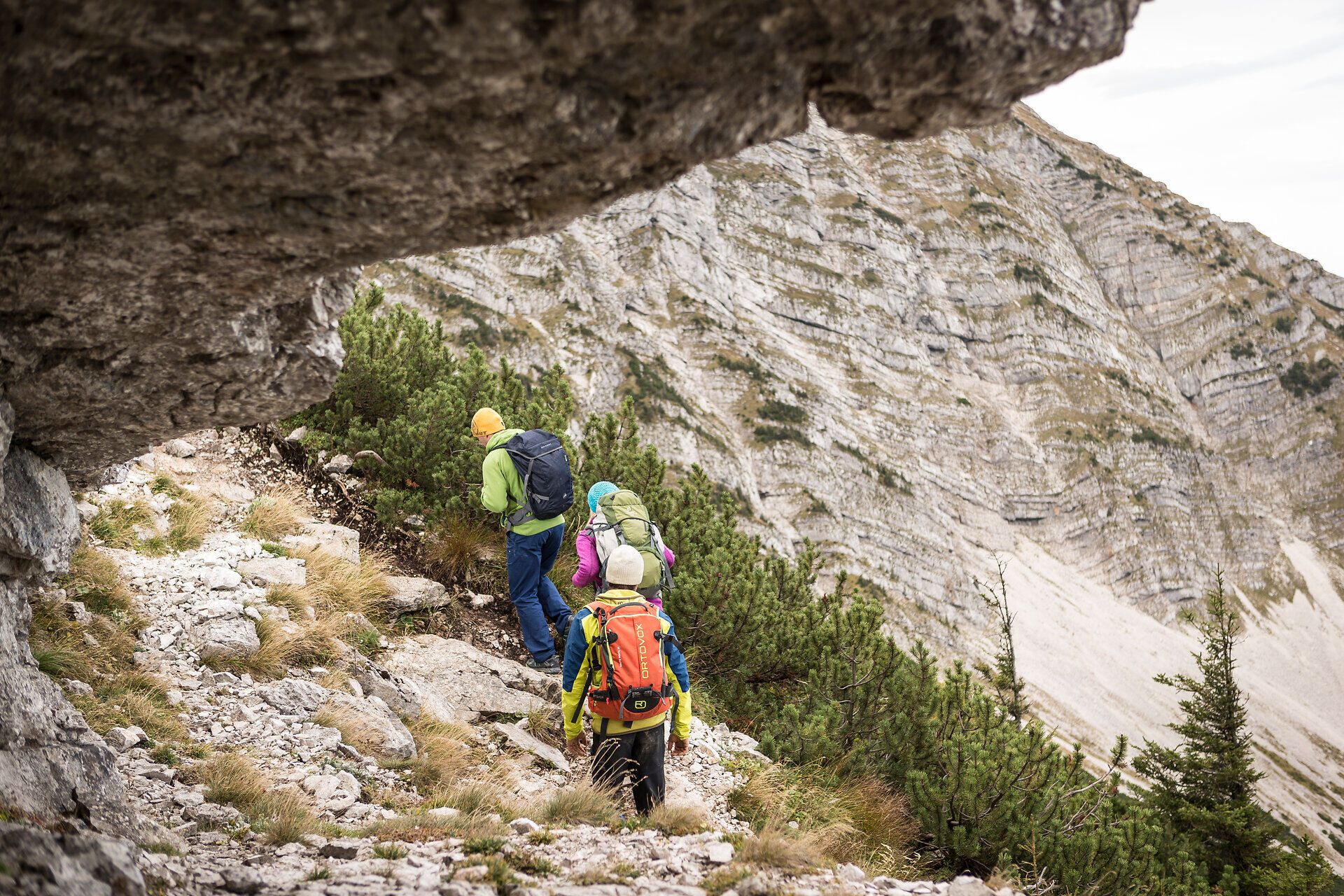 Die Wanderer genießen die frische Bergluft und die beeindruckende Landschaft des Rauhen Kamms. Umgeben von sanften Hügeln und dichten Nadelwäldern, bietet der Weg eine perfekte Kulisse für unvergessliche Erlebnisse in der Natur.
