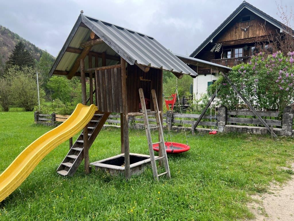Hannis Farbscheune Spielplatz vorm Haus