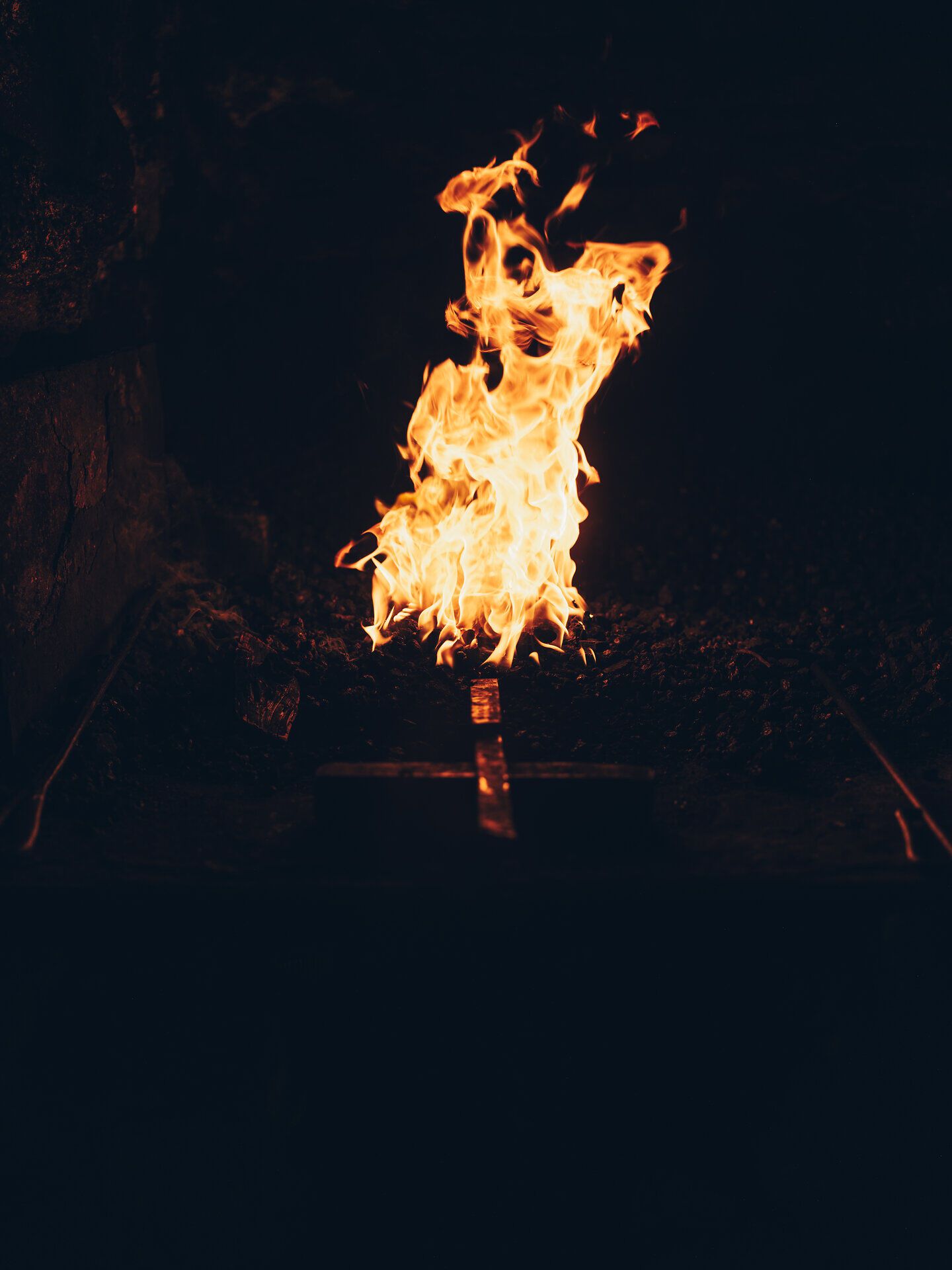 Die tanzenden Flammen in der Schmiede am Wasser erzählen von handwerklicher Tradition und Leidenschaft. Hier wird das glühende Eisen mit Geschick und Hingabe bearbeitet, während der Klang des Hammers auf dem Amboss die Luft erfüllt. Ein Ort, an dem Geschichte lebendig wird und Besucher in die faszinierende Welt des Schmiedens eintauchen können.
