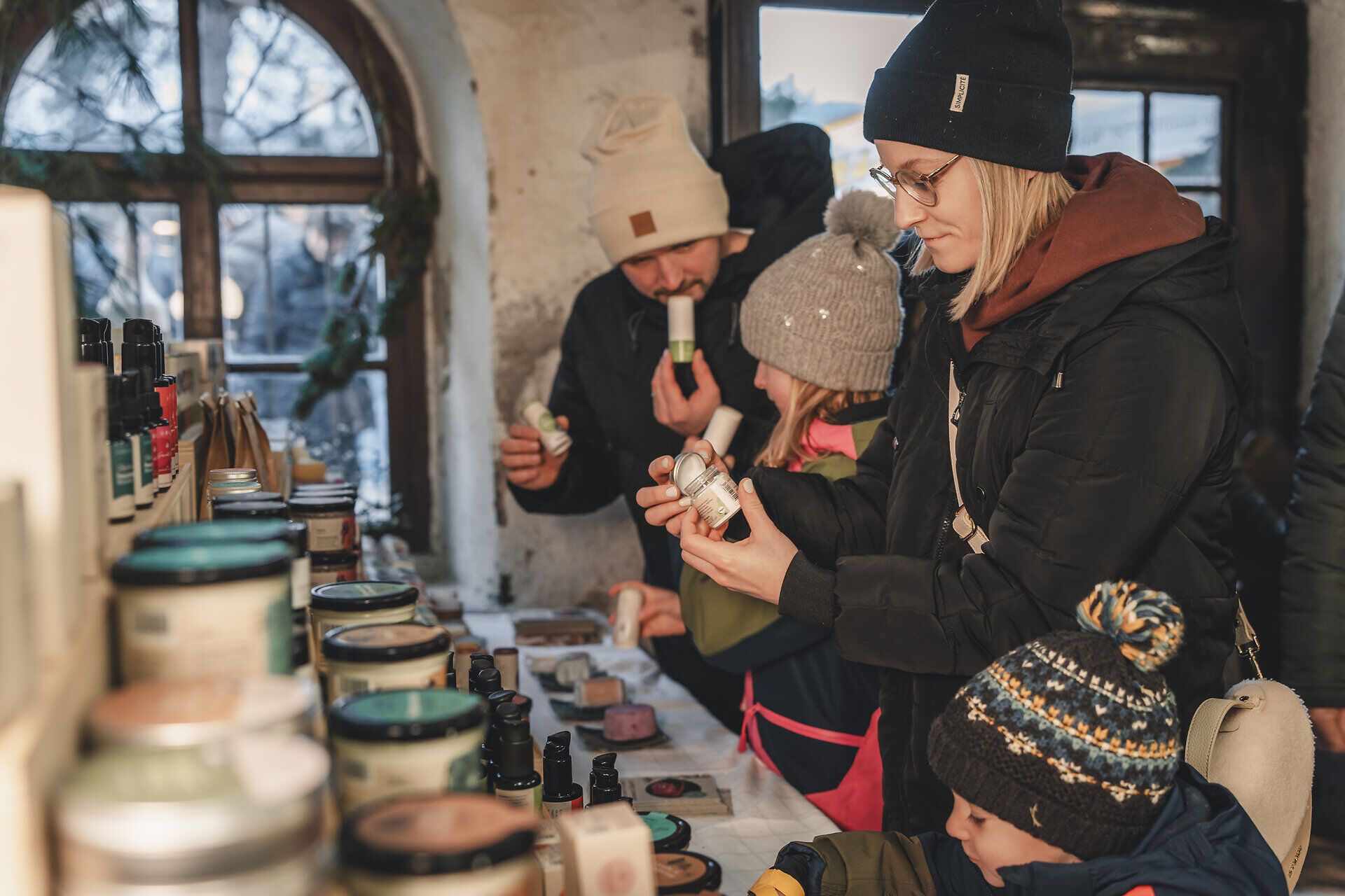 Familie erkundet das vielfältige Angebot auf dem Adventmarkt.