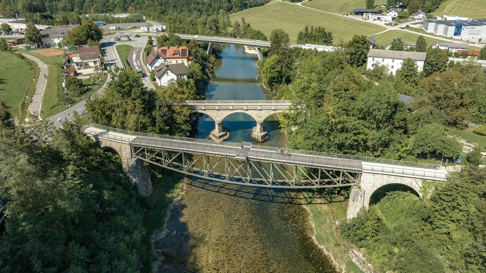 Die sanften Hügel der Ybbstaler Alpen umarmen die malerischen Brücken, die über glitzernde Gewässer führen. Hier, wo die Natur in voller Blüte steht, lädt der Ybbstalradweg Radfahrer ein, die atemberaubende Landschaft und die frische Bergluft zu genießen.