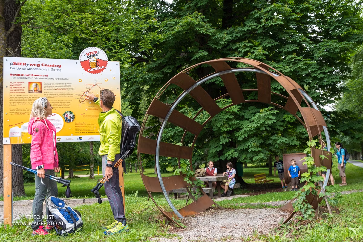 Das Riesen-Bierfass markiert den Start des Weges im Kartausenpark