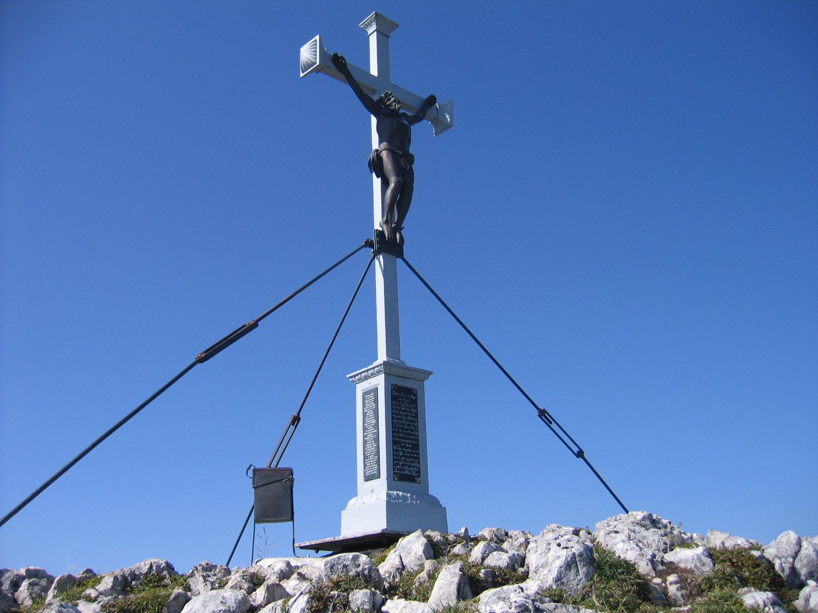 Töpperkreuz auf dem Gipfel des Dürrenstein vor blauem Himmel.