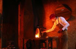 In der warmen, einladenden Atmosphäre des Adventmarktes entfaltet sich das Handwerk des Schmiedens. Funken sprühen in die Luft, während der Schmied mit Geschick und Leidenschaft das glühende Eisen formt. Ein Fest für die Sinne, das die Vorfreude auf die besinnliche Zeit des Jahres weckt.