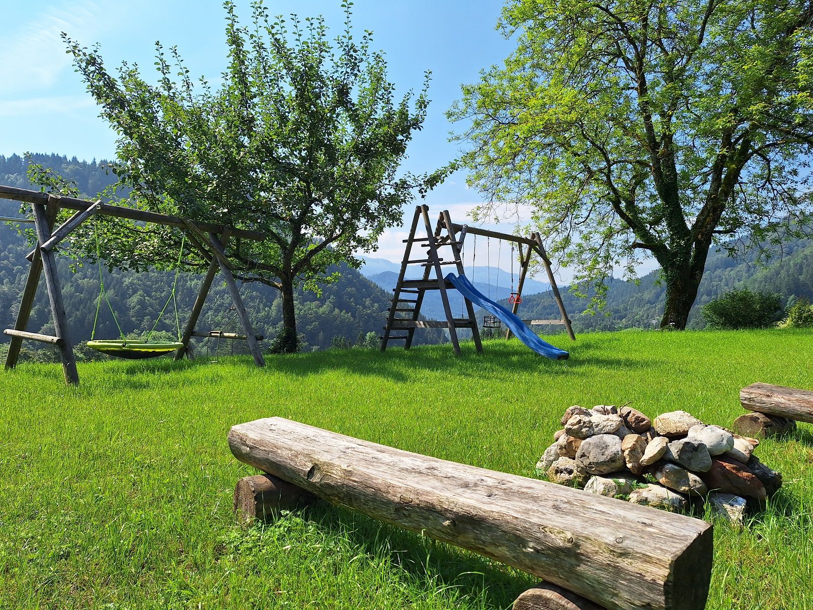 Der Lagerfeuerplatzund die Schaukel
